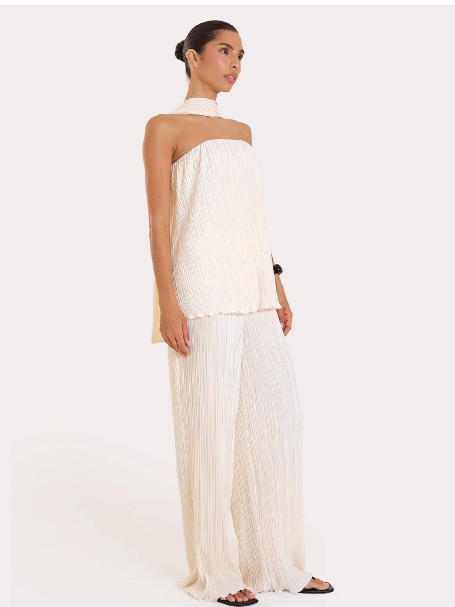 Gorgeous two piece perfect if you don’t want to show your legs off

Summer outfit, summer styling linen set coward two piece summer outfit outfits

#LTKsummer