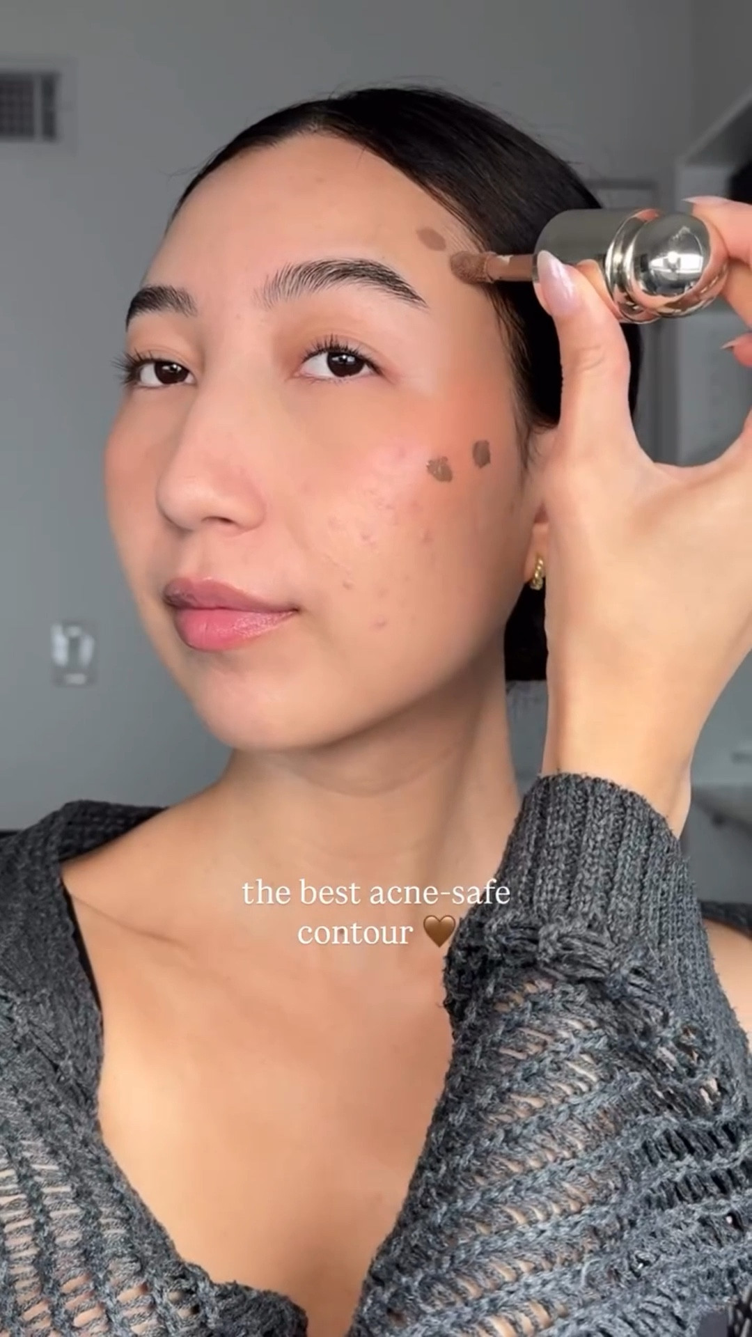 acne girlies, trust me with this recommendation 🫶🏼 

@rarebeauty liquid contour in solace is perfection ✨ it’s so creamy, easy to blend & makes your face look snatched!! 

what is your fave rare beauty product i need to try next?

#beauty #makeup #rarebeauty #contour #acne