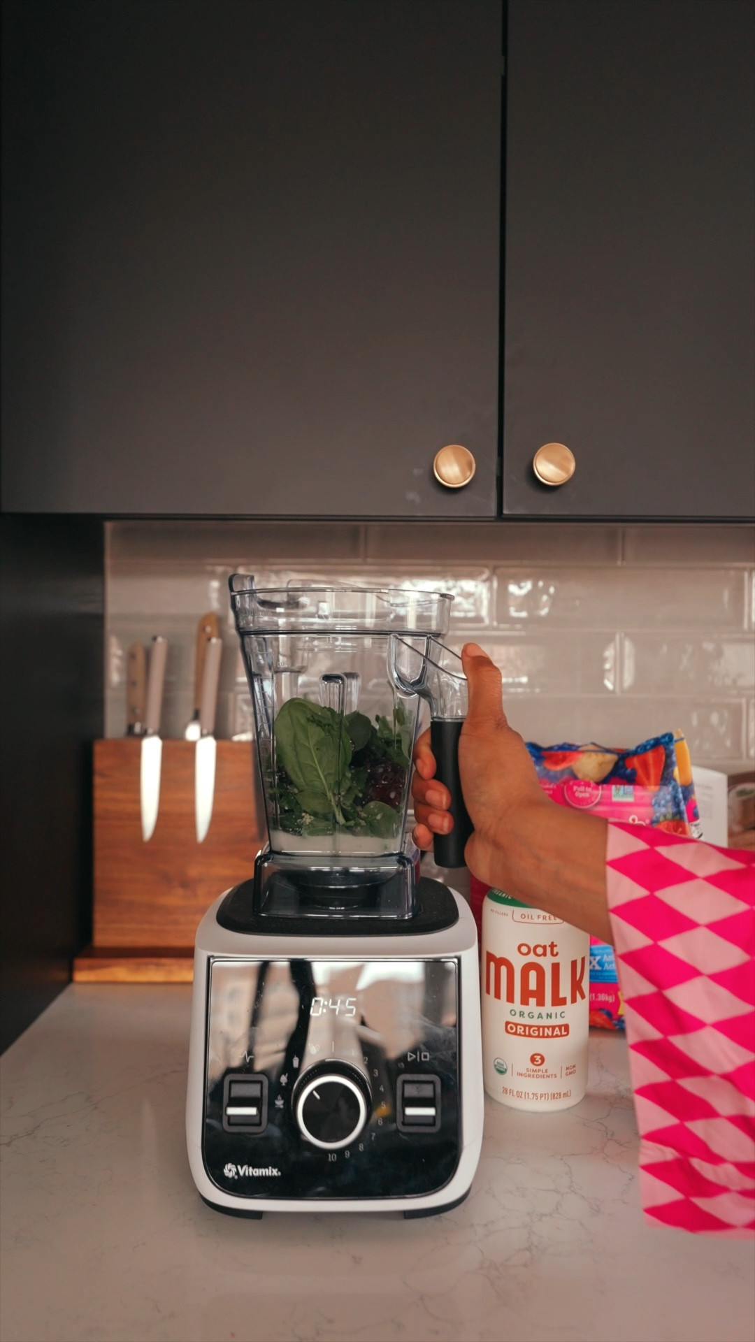 my morning pre-workout smoothie in my vitamix blender 

recipe:

1 cup spinach 
2 medjool dates 
2tbs hemp hearts
3tbs chia seeds 
1 cup mixed berries 
& bananas
1 cup malk organics oat milk


#LTKfoodie #LTKmorningroutine #LTKdayinmylife