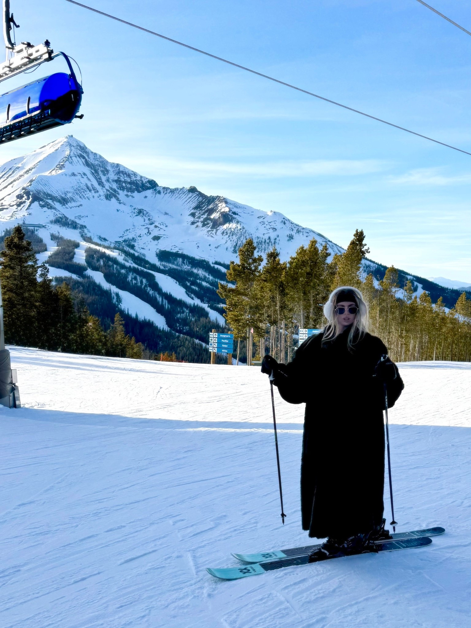 A little ski moment 🩵🎞️⛷️❄️ 

#LTKSeasonal #LTKTravel #LTKdayinmylife