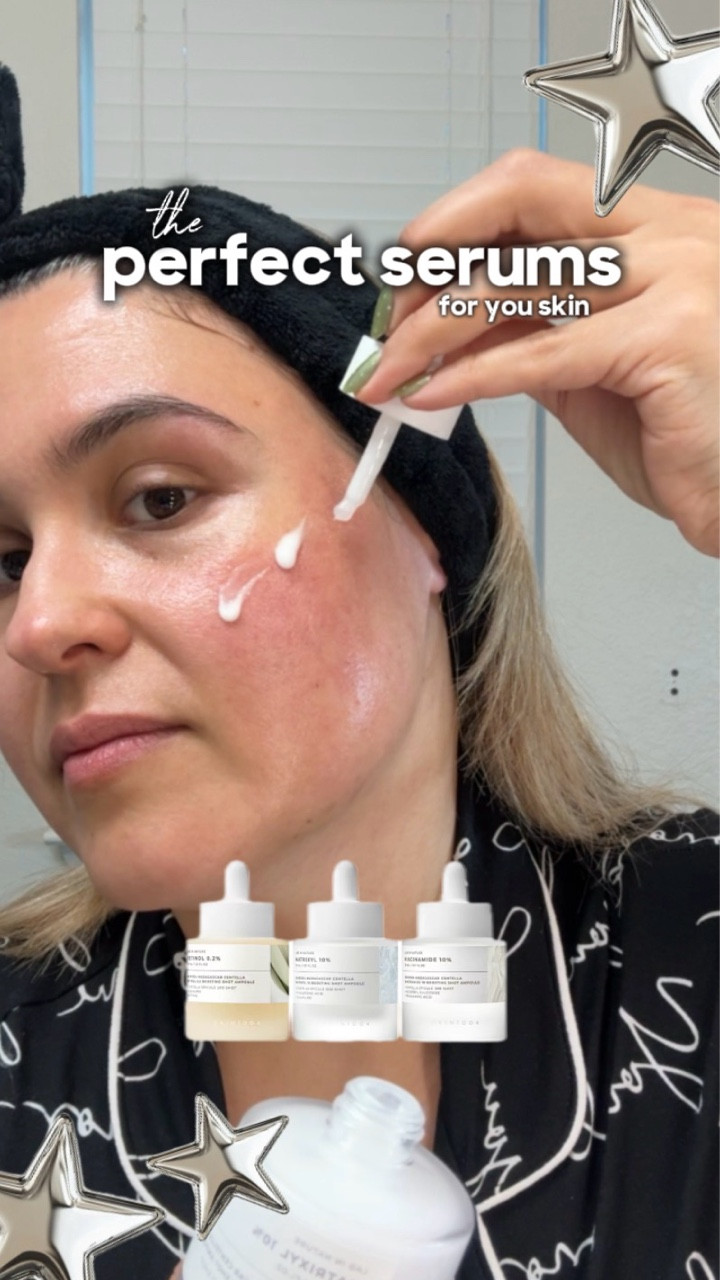 Estos ampoules de @skin1004official ahora vienen juntos en un bundle con los tres, para que puedas tratar tu piel según lo que necesita.

Comenta SHOP y te envío el link 

“Cada ampoule trabaja una preocupación diferente, y puedes usarlos juntos o por zonas para lograr una piel más uniforme y con glow.”

“👉 Si tu piel se siente áspera o ha perdido firmeza, el Retinol 0.2% ayuda a mejorar la textura, fortalecer la barrera y trabajar líneas finas.”

“👉 Si tu piel está seca, apagada o cansada, el Matrixyl 10% hidrata en profundidad, da efecto plump y mejora la elasticidad.”

“👉 Y si notas la piel opaca o con tono desigual, el Niacinamide 10% ayuda a iluminar, refinar poros y equilibrar el tono.”

“Yo los uso como spot treatment, según lo que mi piel necesita ese día.

Se siente un ligero cosquilleo, pero es normal y ayuda a que los ingredientes penetren mejor.”

“Si tienes piel sensible, empieza usándolos 2–3 veces por semana y ve aumentando poco a poco.”

“Te voy a dejar el bundle aquí para que los pruebes y veas los resultados por ti misma ✨”
#skin1004 #retinol #niacinamideserum #skincareroutine #skincare