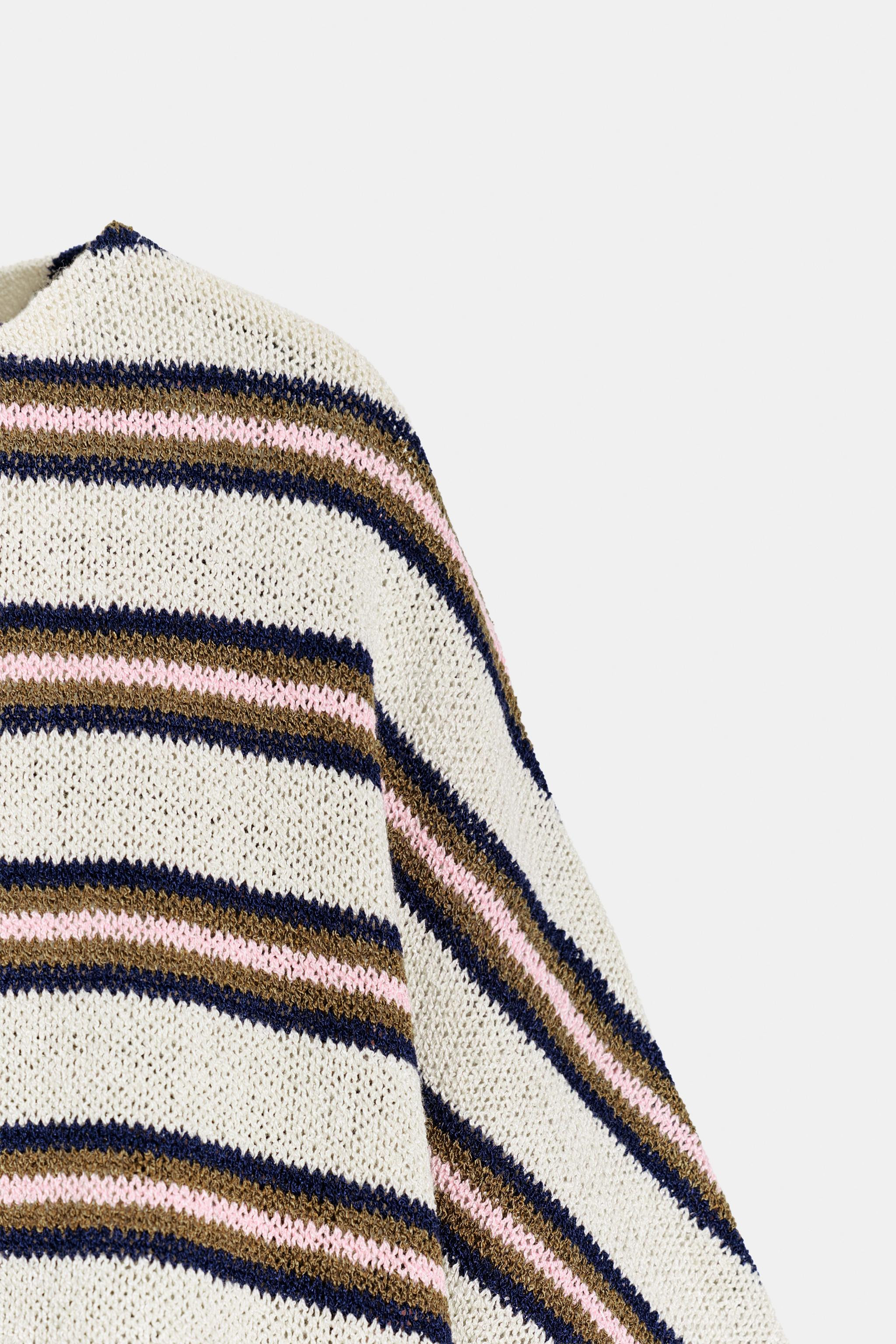 Top crafted from rustic fabric. Boat neckline and wide short sleeves. Asymmetric hem. | Zara US