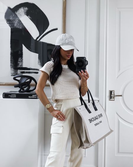 Casual spring outfit / travel outfit ideas
Cella Jane x Splendjd collection
Wearing an XS in top and bottoms 
Nike sneakers 



#LTKtravel #LTKSeasonal #LTKfindsunder100