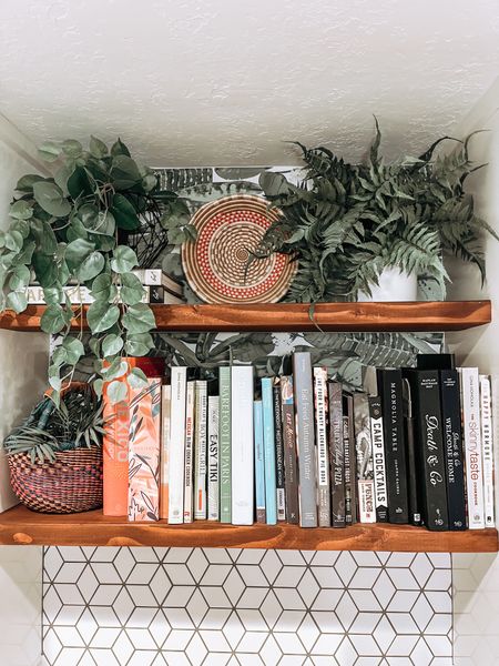 Kitchen #shelfie with some of my favorite faux plants and cookbooks 🧡