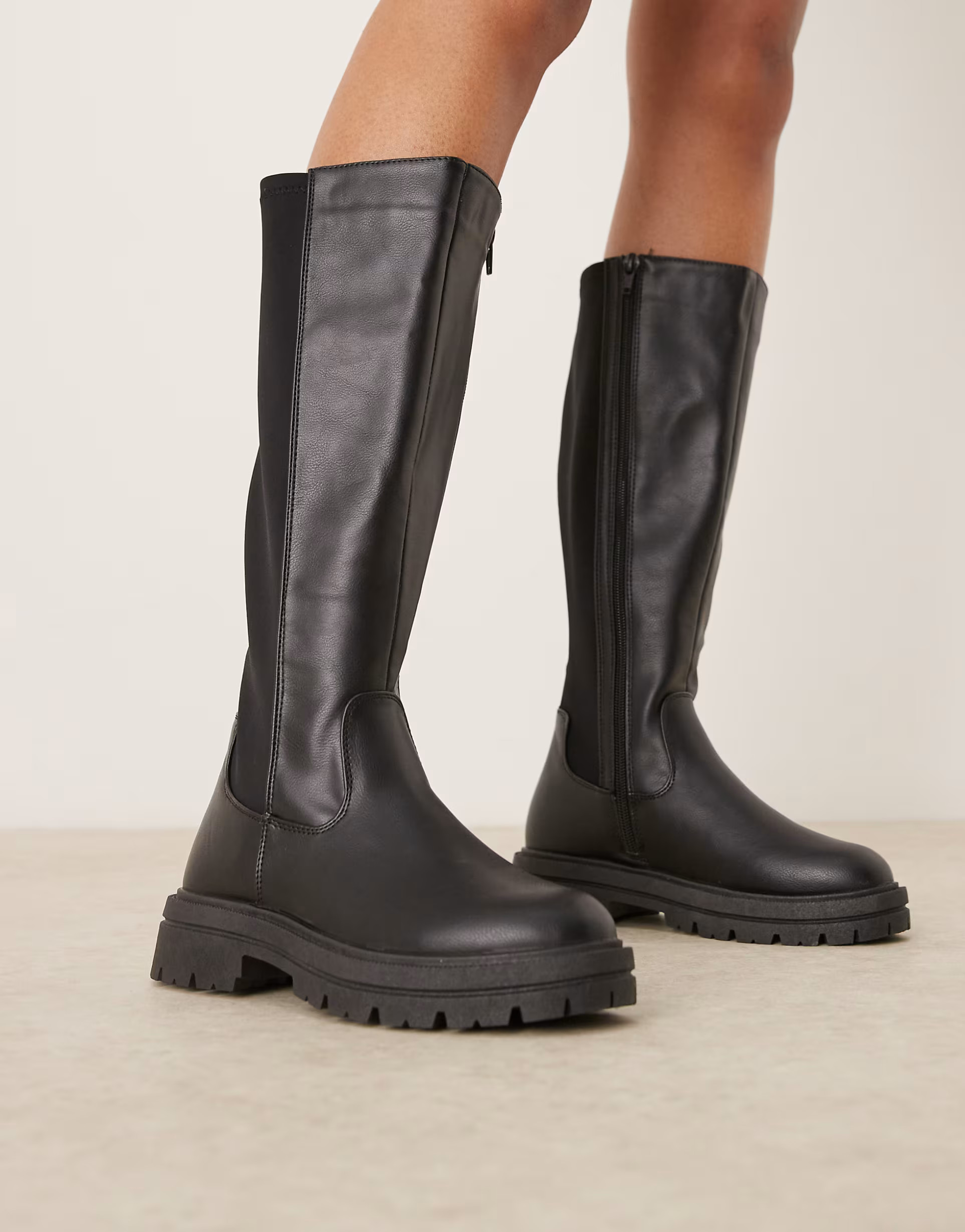 New Look Wide Fit – Kniehohe Stiefel in Schwarz mit dicker Sohle | ASOS (Global)