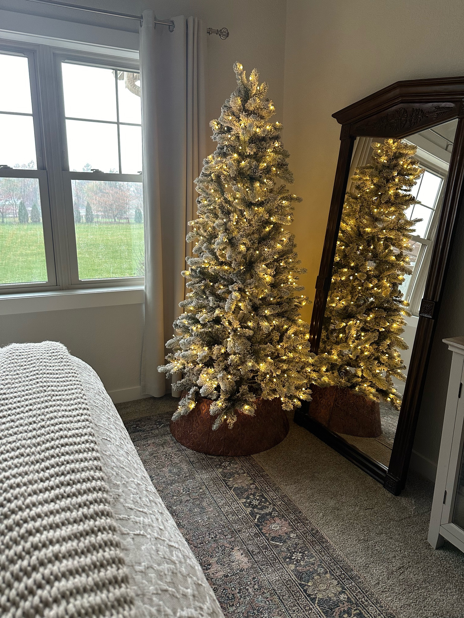 King of Christmas 6.5 foot flocked king slim 500 LED lights! Beautiful tree! Awesome quality! Fluffing gloves, tree bag and remote included!

#LTKHoliday #LTKSeasonal