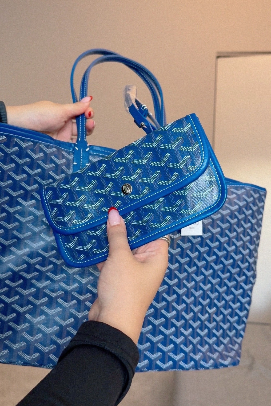Finallyyy found an amazing dupe for the Goyard tote on the little  yellow app find!! Absolutely obsessed with it!!😍💙✨

#goyard #goyardbag #goyarddupe #goyardtote #dhgate #dhgatefinds #dhgatebags #goyardwallet 

#LTKBeauty #LTKItBag #LTKHome