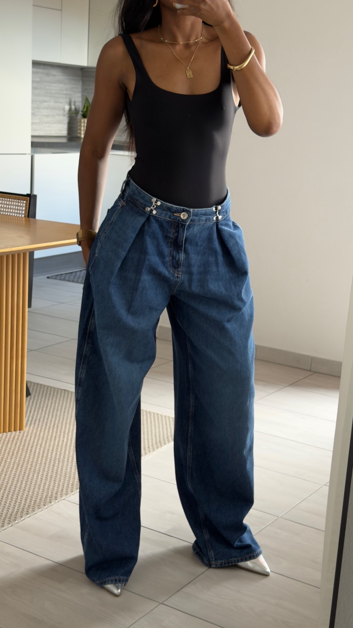 If you’re looking for a statement pair of jeans, that elevate a basic outfit, these are it 😮‍💨 I tried size EUR 34 u can size down with these if you want them to look less baggy 

#zara #zarajeans #zaradenim #widelegjeans #baggyjeans #viraljeans
 

* Zara wide leg jeans
* Zara denim trousers
* statement jeans
* baggy jeans outfit
* dark wash denim
* trendy Zara jeans
* elevated casual outfit
* wide leg denim outfit
* viral Zara finds

#LTKjeans #LTKpetite #LTKeurope