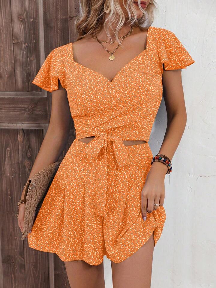 SHEIN LUNE Ditsy Floral Print Butterfly Sleeve Knot Front Crop Top & Shorts | SHEIN