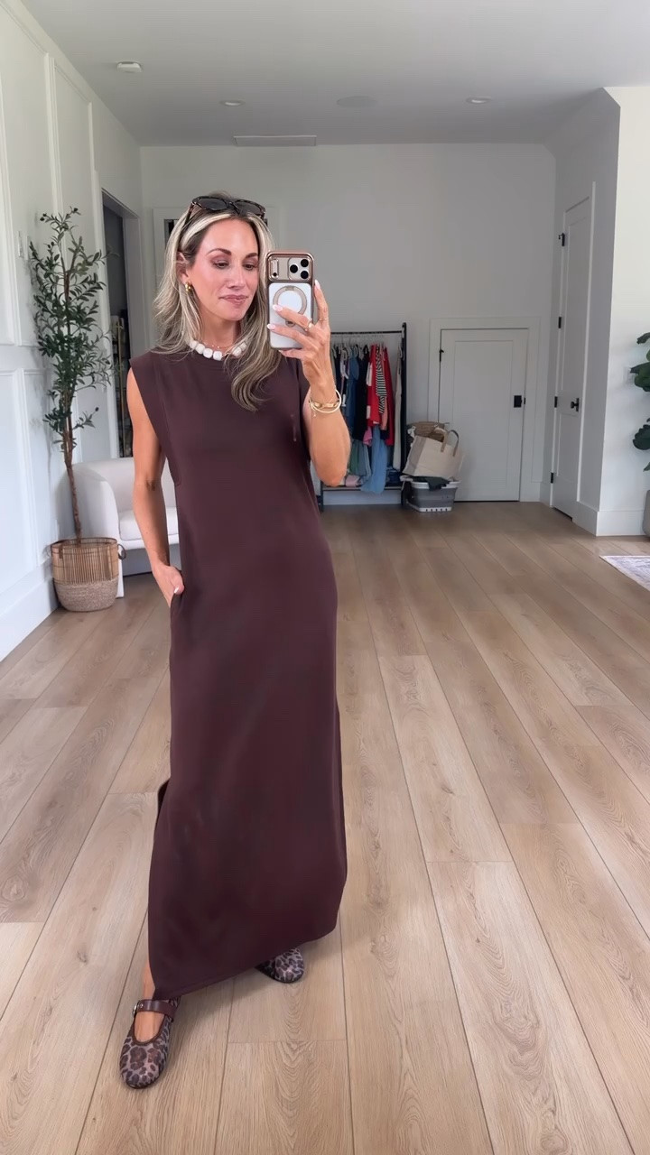 I love that my favorite anti-wrinkle maxi dress now comes in this beautiful brown! Perfect for fall! 🍂🤎 I am 5’2 and wearing my true size xsmall.