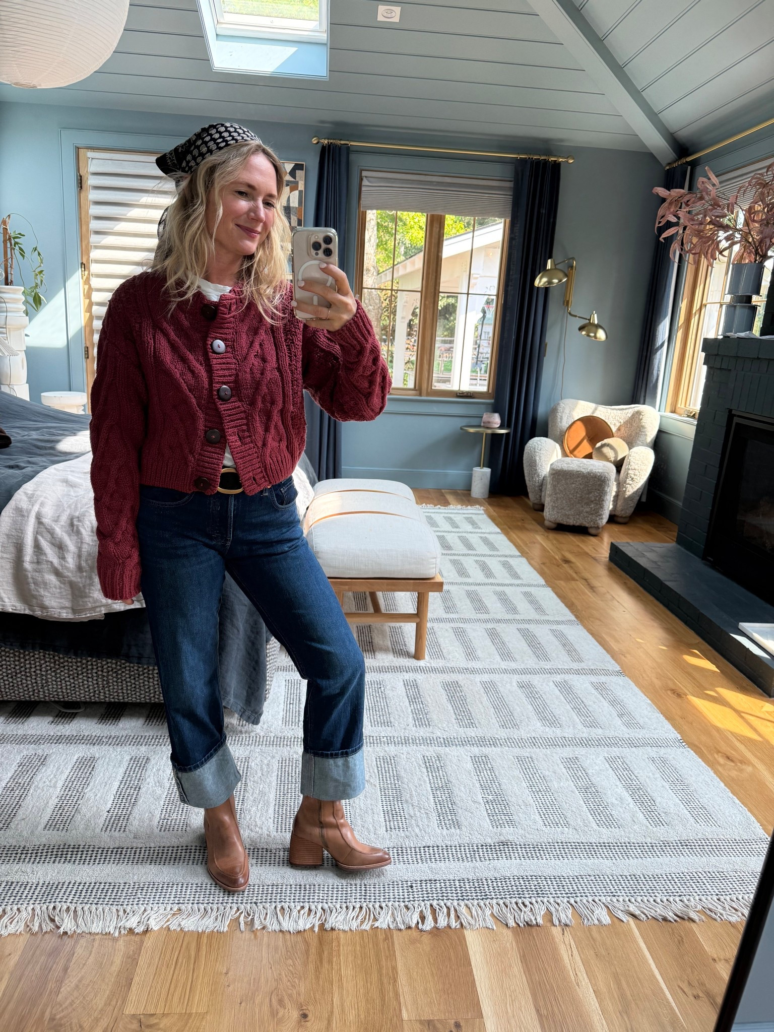 outfit from yesterday:) everything linked below! 

Wearing a small in the sweater
Size 27 in the jeans
Medium in the belt