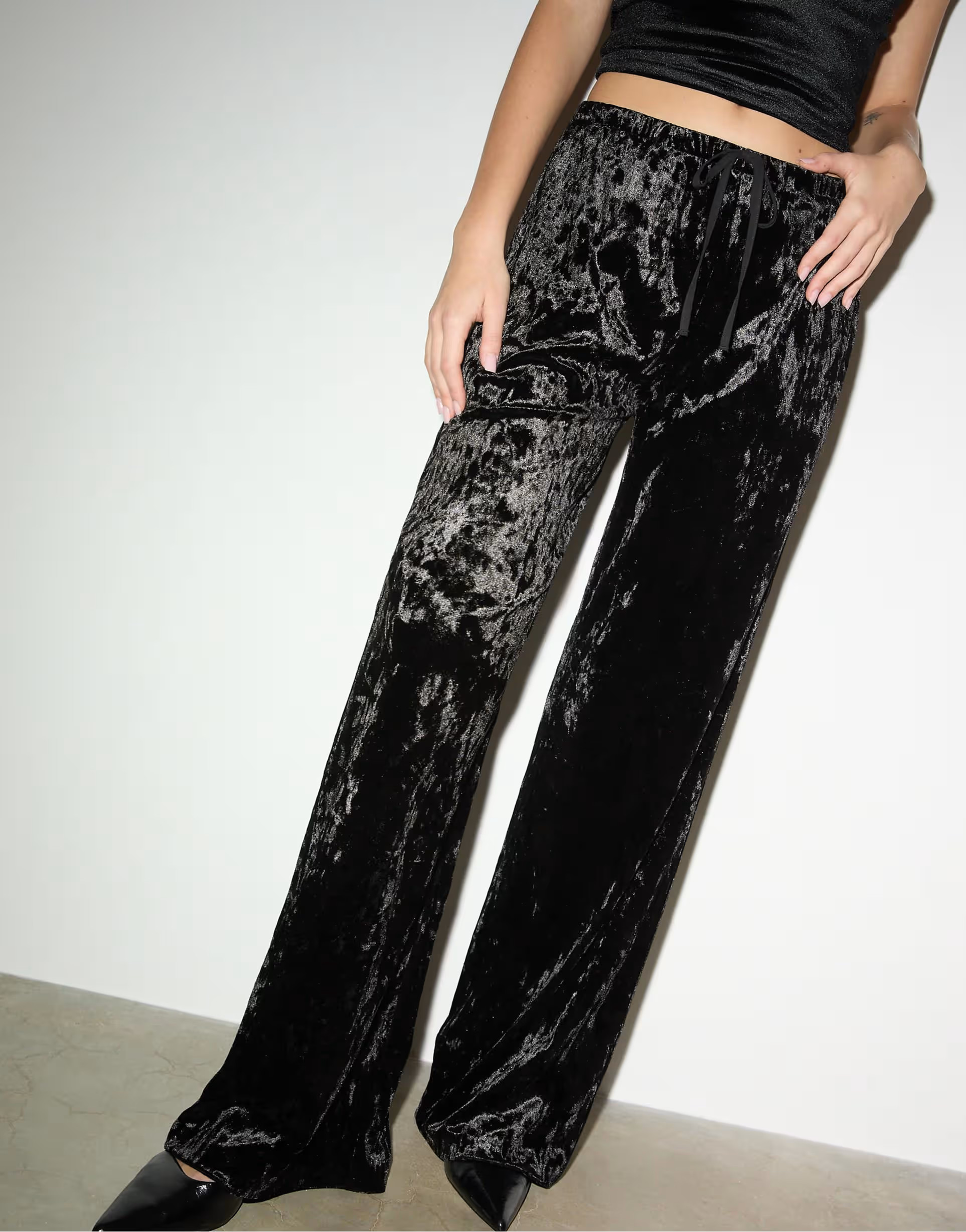 Stradivarius Loose-fitting velvet trousers in black | ASOS (Global)