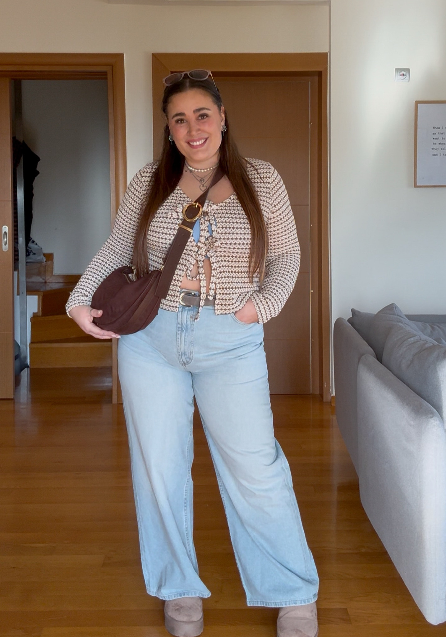 Ich trage in der Hose 36/30 und im Pulli L 🤍 die Tasche ist leider ausverkauft. Ich hab eine ähnliche verlinkt, die auch gut passt! 

#LTKcurves #LTKmidsize #LTKplussize