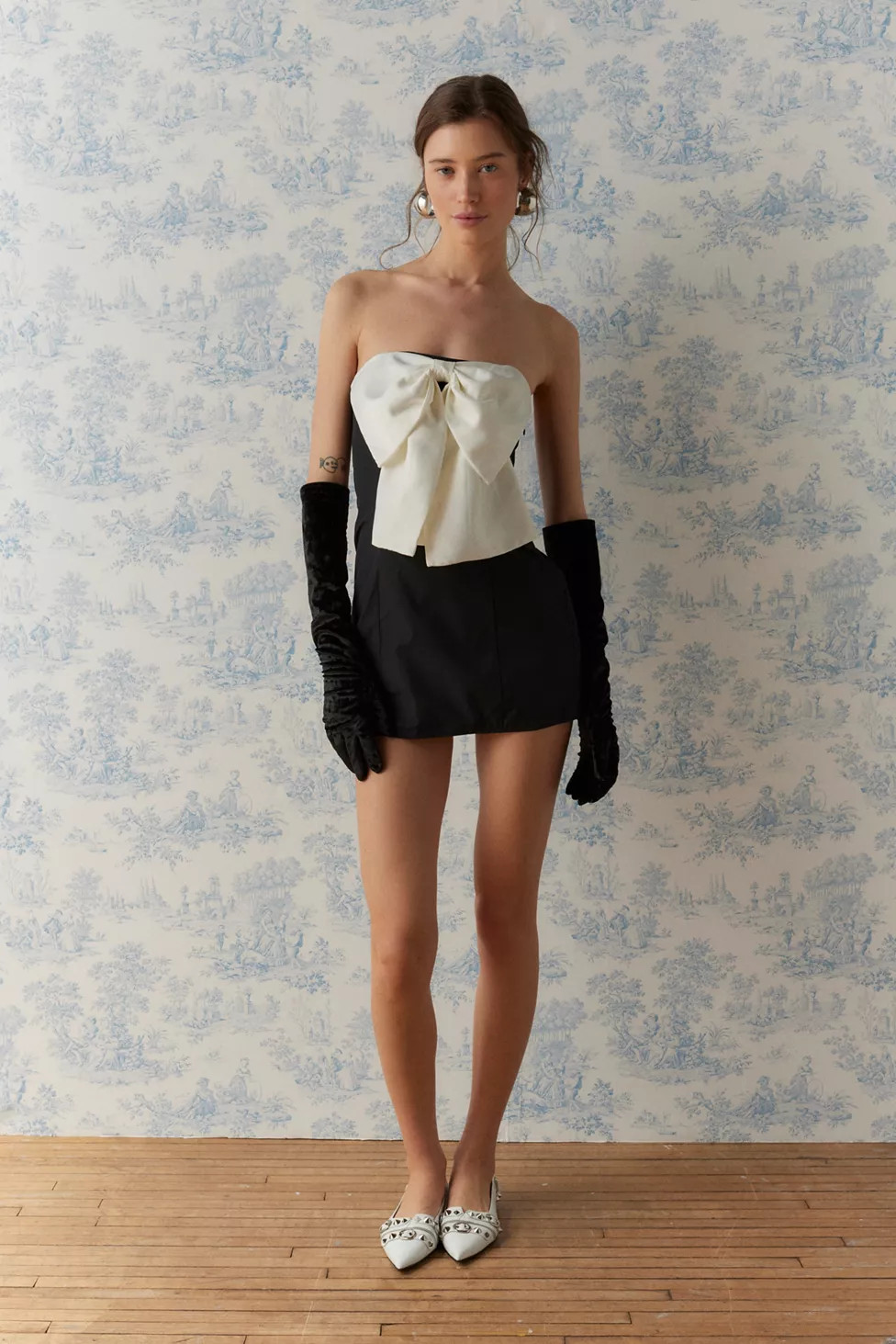 Kimchi Blue Emmery Bow Strapless Mini Dress | Urban Outfitters (US and RoW)