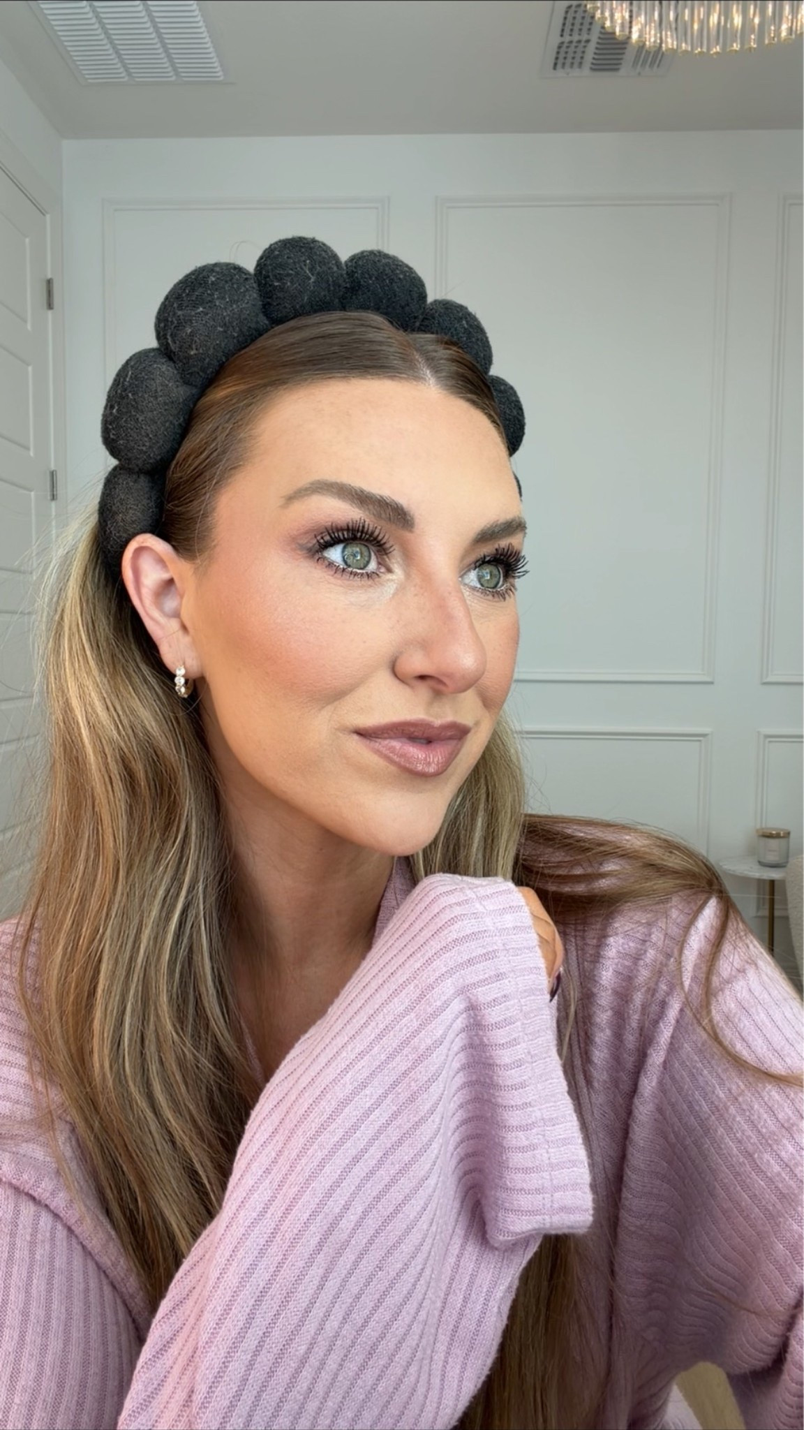 Current holy grail makeup routine 💋💄 

Under eye corrector: light medium peach 
Foundation: light medium neutral 
Bronzer sculpt stick: light medium 
Blush: She’s Flushed 
Eyeliner: Smoulder 
Eyeshadow: 001 Universal 
Concealer: 210
Setting powder: sugar cookie 
Bronzer: caramel cappuccino 
Lip liner: Smokey Pink
Lip gloss: peachy beige 
Pressed setting powder: fair
