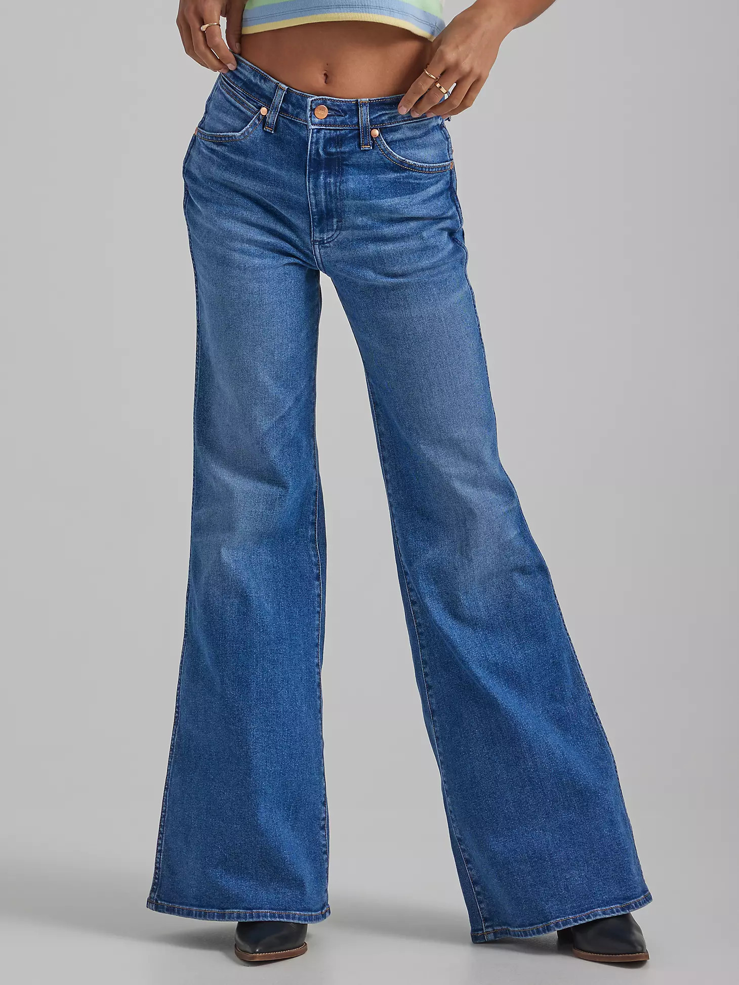 Wanderer 622 High Rise Flare Jean:Smoke Sea:27:30 | Wrangler