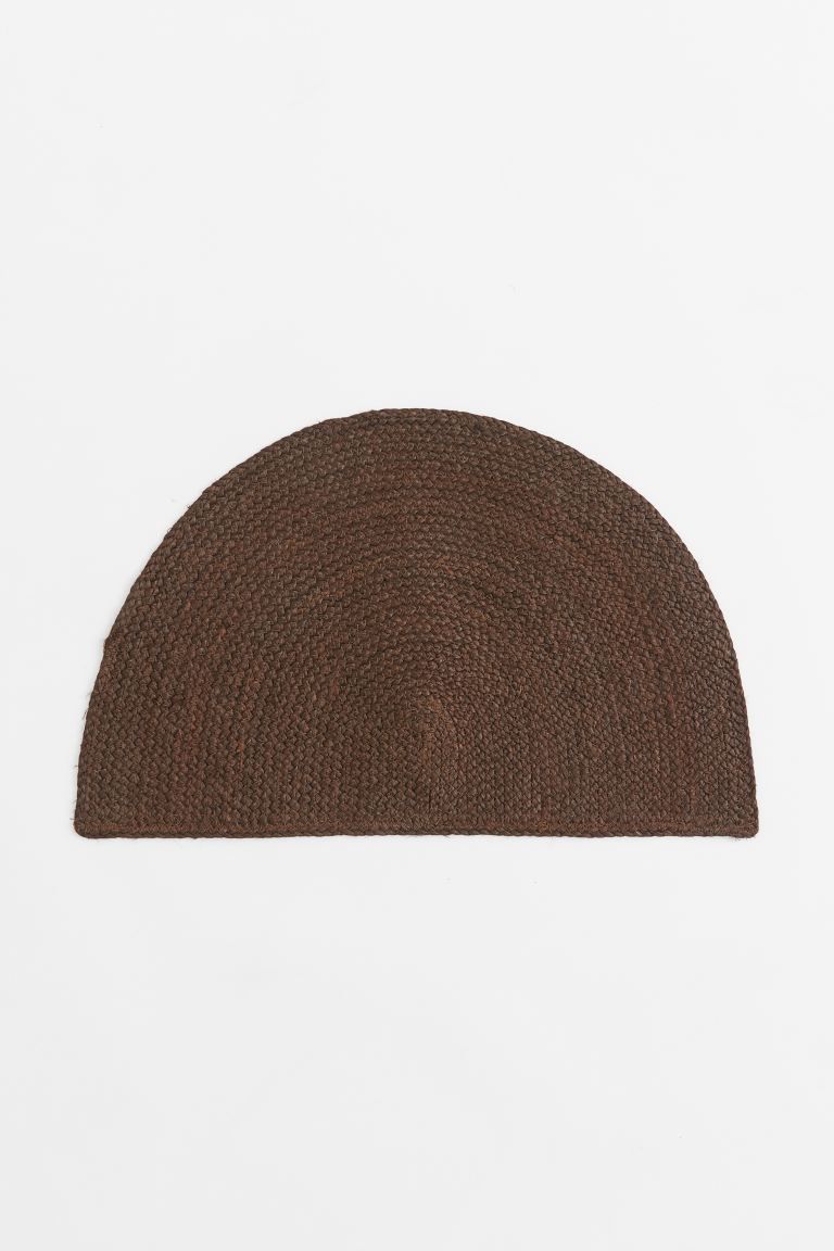 Semicircle-shaped doormat in braided jute with non-slip protection underneath.CompositionBack: La... | H&M (US + CA)