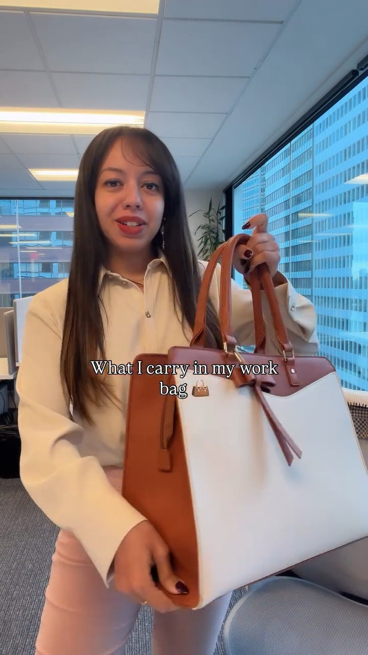 What I carry in my huge work bag 🫣👜😅 Is yours this big? Details in my stories and bio xx

#workbag #workoutfit #influencer #nyc #contentcreator

#LTKSaleAlert #LTKWorkwear #LTKdayinmylife
