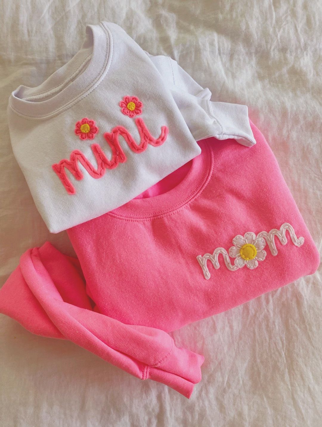 Mama sweatshirt with daisy- women's' mama sweatshirt - Mama hand embroidered - Mommy outfit - | Etsy (US)