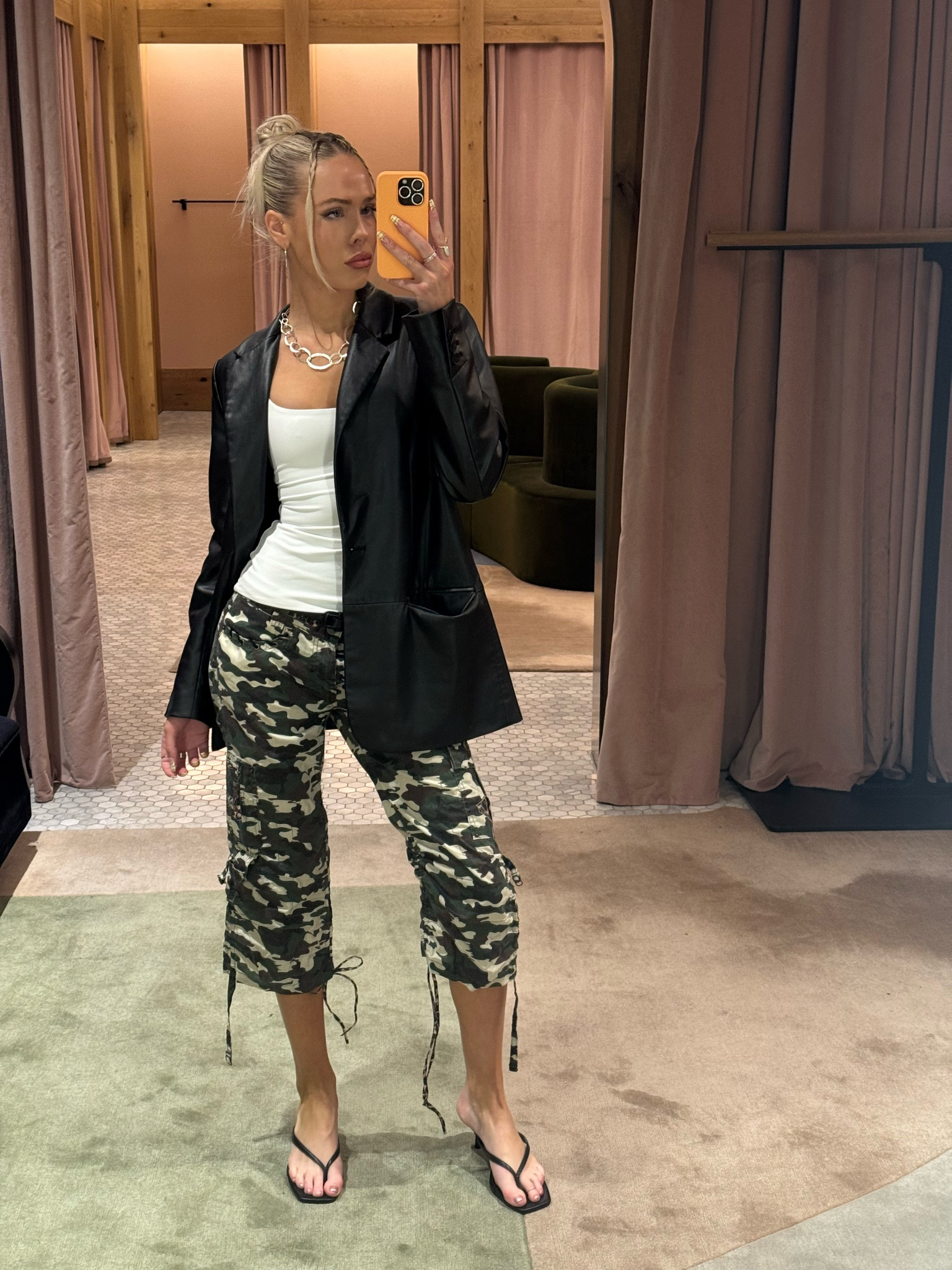 Work Outfit 
- spice up your everyday outfit with a kitten heel or pop of pattern!! 
- I couldn’t find all the exact products but tagged as many similar pieces as I can!
#Stylist #WorkOutfit #EverydayOutfit