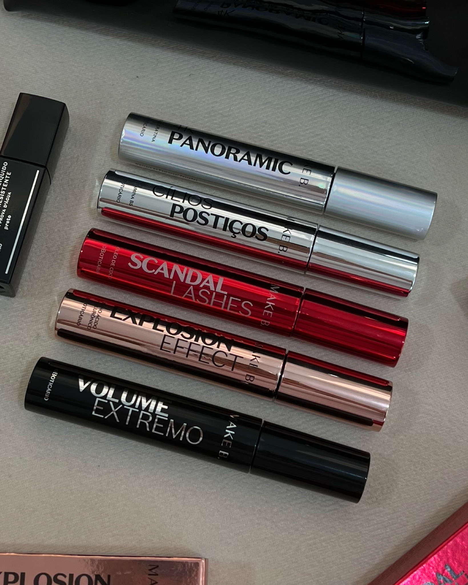 uma para cada estilo de cílios, 

• 4k panoramic, o pincel é dividido em dois, traz uma parte com cerdas sintéticas e outras normais. promete um cílios super definidos

• cílios postiços, tem o maior pincel de todas as opções, deixa o cílios longos e bem separados 

• scandal lashes, é a minha favorita, o pincel é na medida certa e os cílios ficam perfeitos em poucas camadas. 

• explosion effect, também tem o pincel na medida, é uma ótima opção para quem gosta de cílios longos e separados 

• volume extremo, tem um pincel mais fino e sintético


#LTKbrasil #LTKbeauty