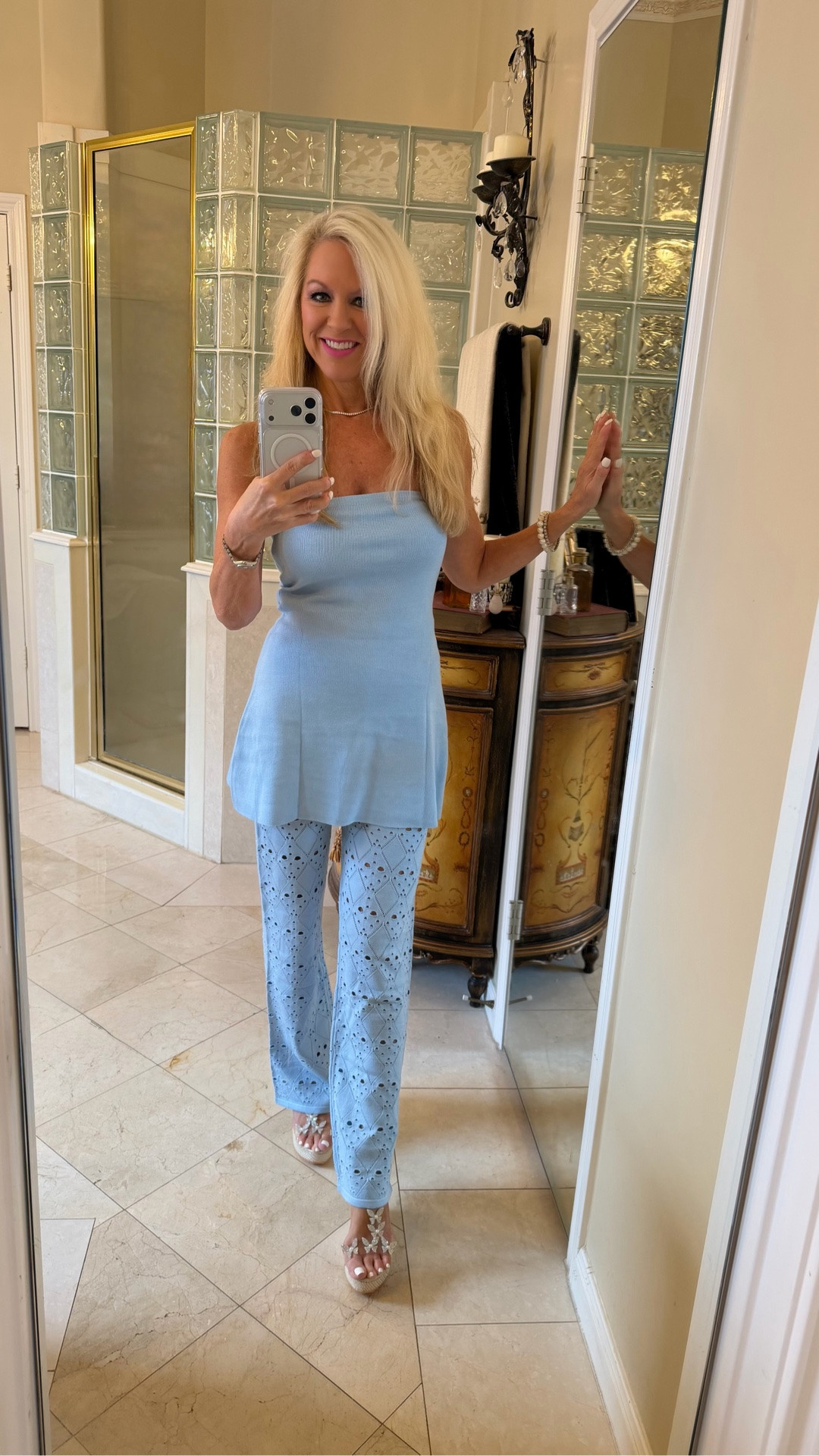 The cutest outfit! I am 5’4”, 113 lbs and wearing size small (light sweater material - available in 2 colors).