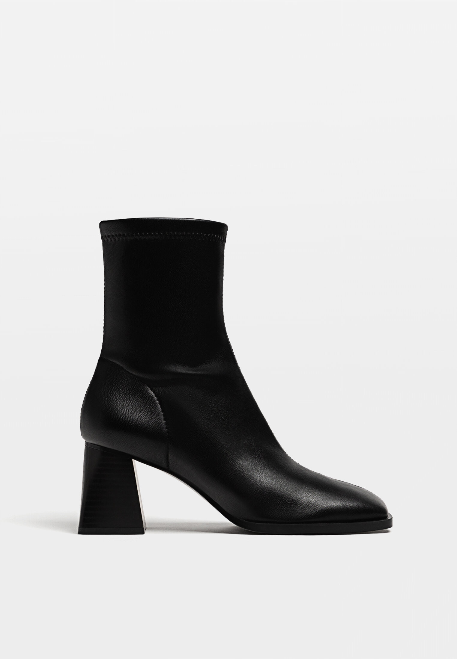 Sizes2345678£35.99Mid-heel boots with stretch legsMore colourswishlist | Stradivarius (UK)