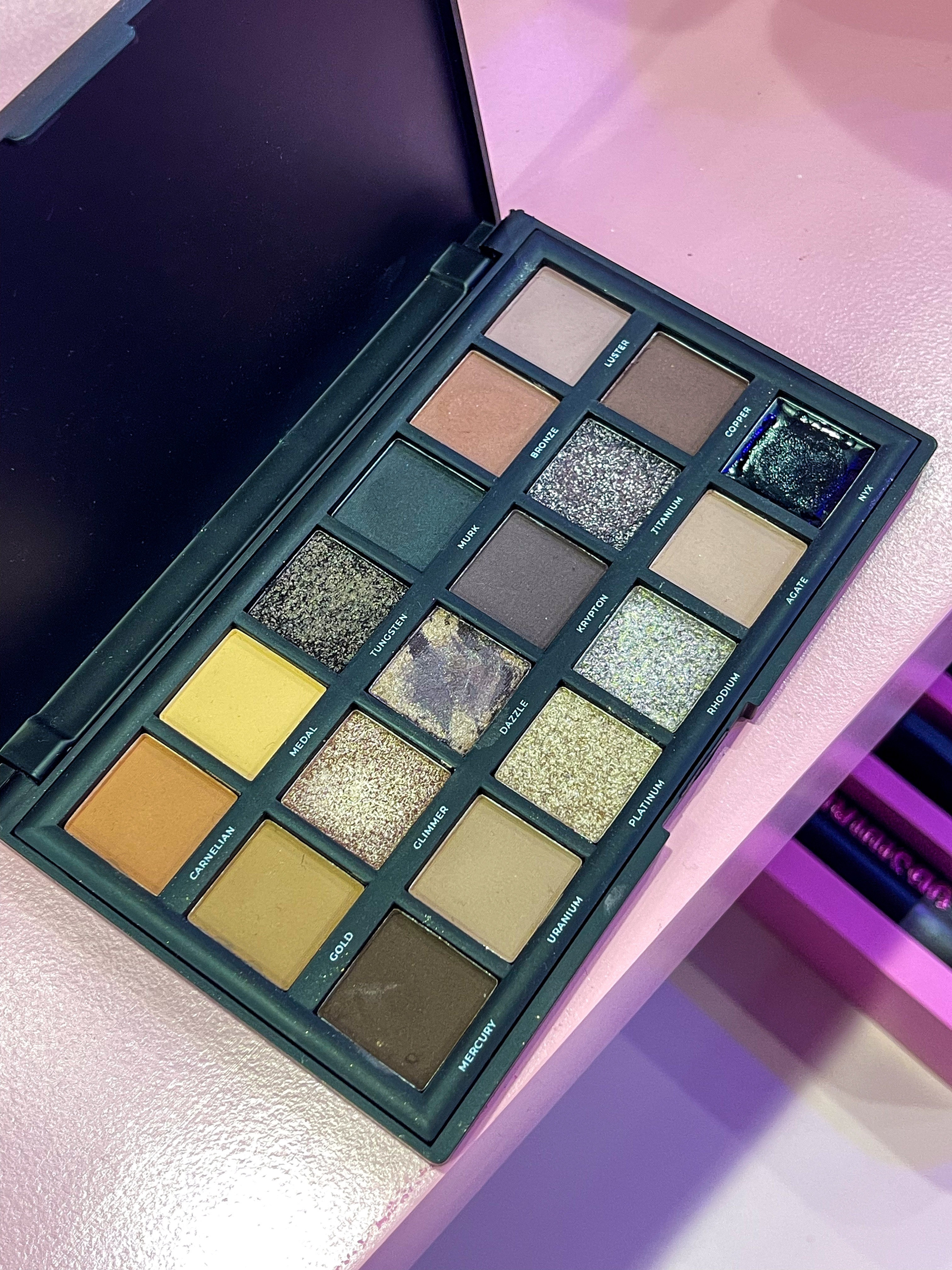 Edição limitada Beleza Cósmica Obsidian Ruby Rose.       Essa linha veio trazer mistério e individualidade.A Paleta de Sombras Precious Obsidian, com 18 cores, tons neutros, suaves, intensos e dramáticos, brilhos intenso e tem alta pigmentação.

#LTKbeauty #LTKbrasil