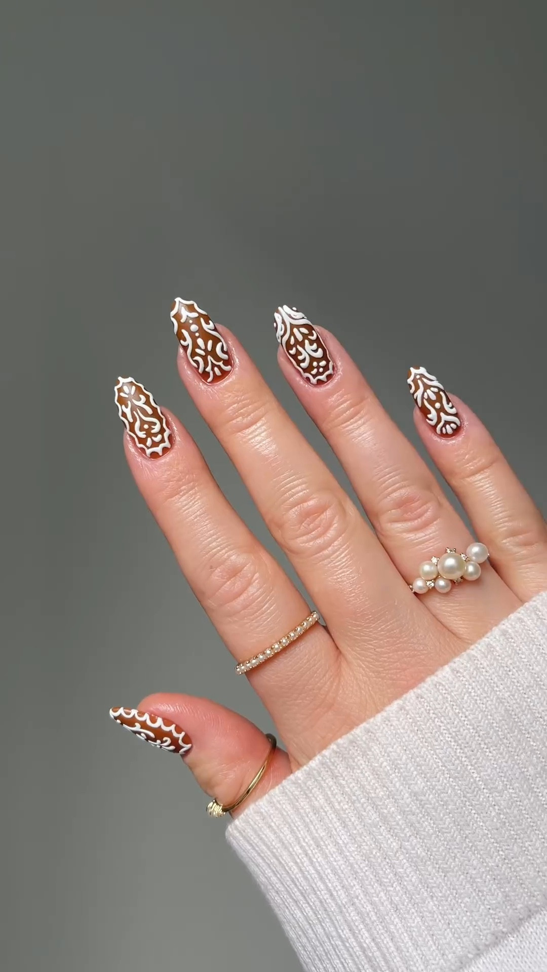 Gingerbread but make it nail art 🧸☕️⛄️ 

Comment Gingerbread and I’ll send you the links to recreate this look. 🤎 Or they are linked in my amazon store front as always. 🫶🏼

#gingerbread #gingerbreadnails #neutralchristmas #christmasnails #christmastrends #glow 

#LTKHoliday #LTKHolidaySale #LTKSeasonal
