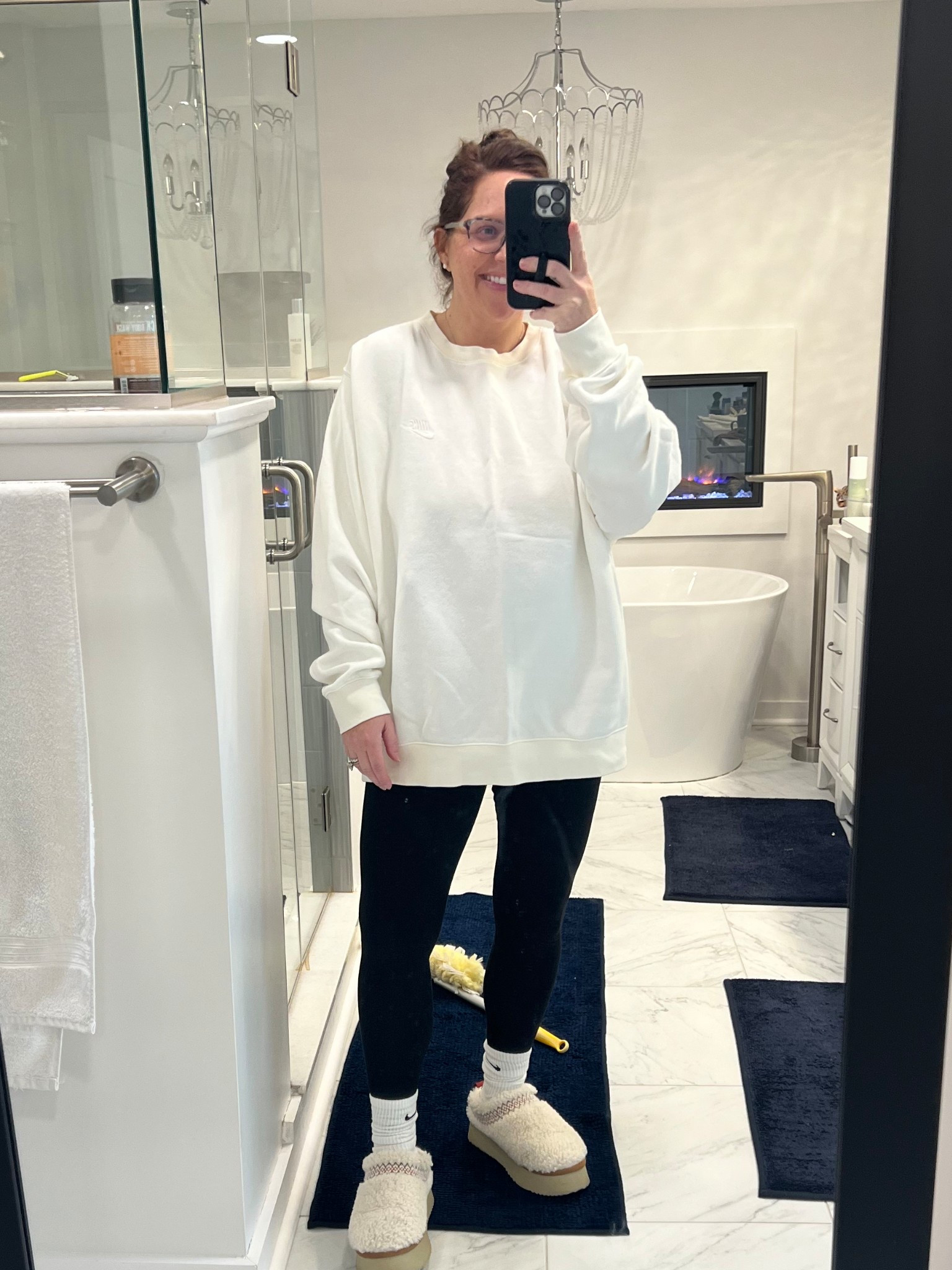 Oversized sweatshirt 
Leggings 
Slides 
Spring Outfit 
Comfortable Outfit 


#LTKBump #LTKFindsUnder50