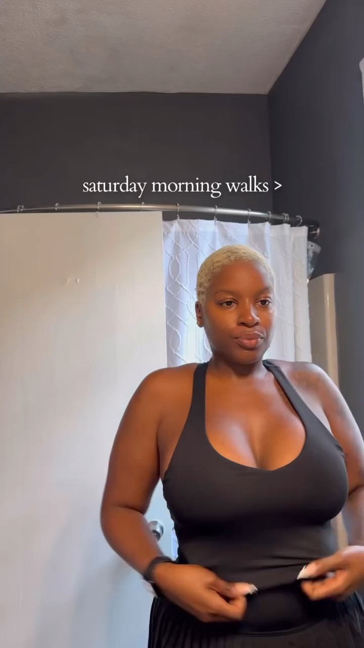 If my Saturday walks are nothing else they’re scenic. Had a “blah” week and headed to get my does of sunshine & water 🌱 From the market to the shops, I always enjoy taking in the scenery before downtown really gets going. 

Outfit: @fabletics 

#fableticspartner #charlestoninfluencer #downtowncharleston #saturdaywalk #morningwalk

#LTKSeasonal #LTKActive #LTKMidsize