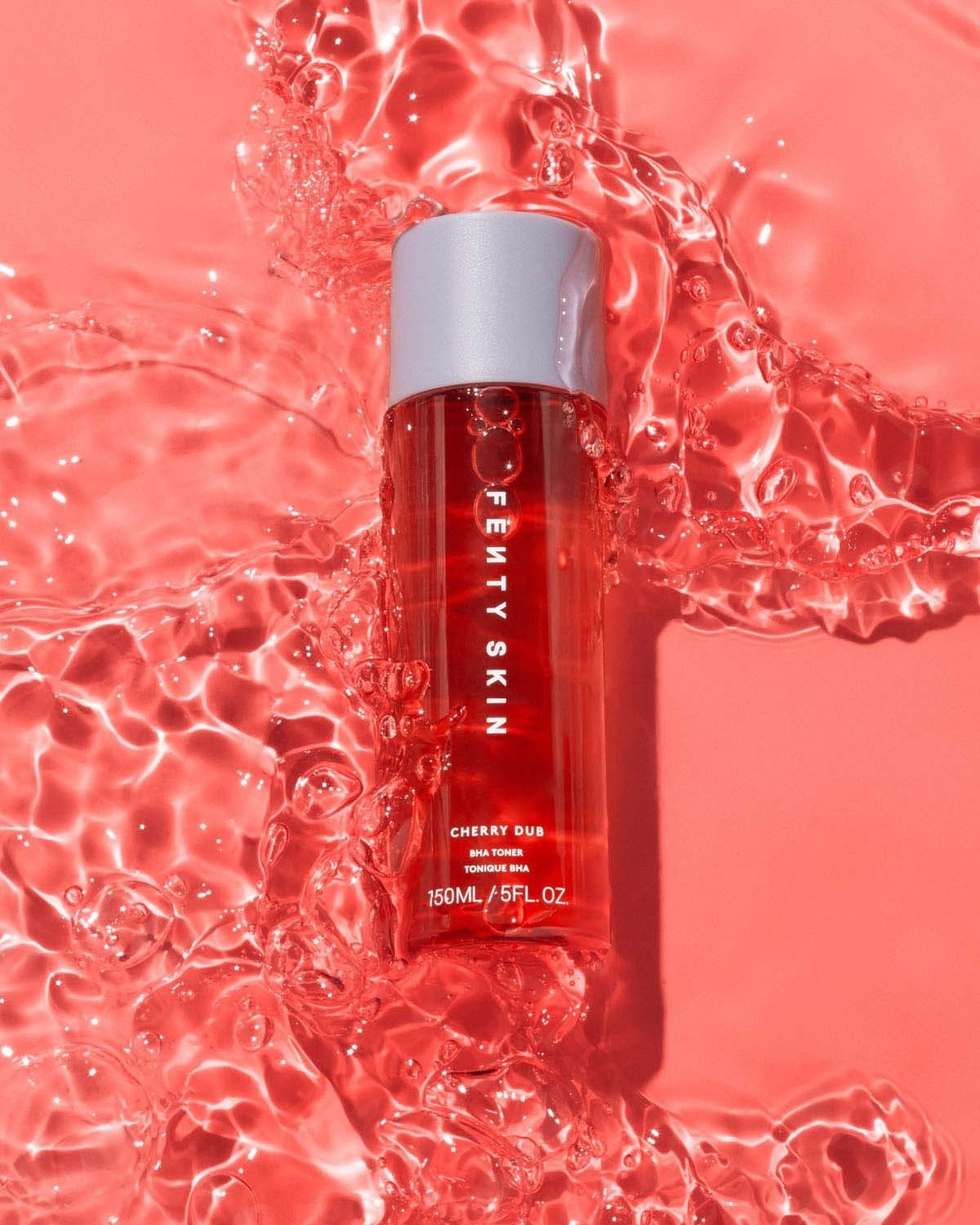 🌟FENTY SKIN CHERRY DUB BHA TONER🌟

È il nuovo tonico purificante a base di BHA di @fentyskin che va ad aggiungersi alla linea Cherry Dub (di cui fa già parte il gel detergente viso), in grado di tenere sotto controllo il sebo in eccesso sulla pelle, liberando i pori ed illuminandola, garantendo una pelle luminosa e idratata allo stesso tempo.

Al suo interno presenta un mix di acido salicilico e aloe vera, ai quali si aggiunge il complesso Triple Cherry che non soltanto illumina e schiarisce la pelle, ma la rinnova all’istante, grazie anche alla sua formula leggera in grado di assorbirsi in un istante.

Il prezzo è di 33 euro (per 150 ml di prodotto). Che ne pensate? Lo proverete? Avete provate il detergente della linea?
#fenty #fentyskin #fenybeauty #fentyskincare #skincare #skincareroutine #cherrydub #fentycherrydub 