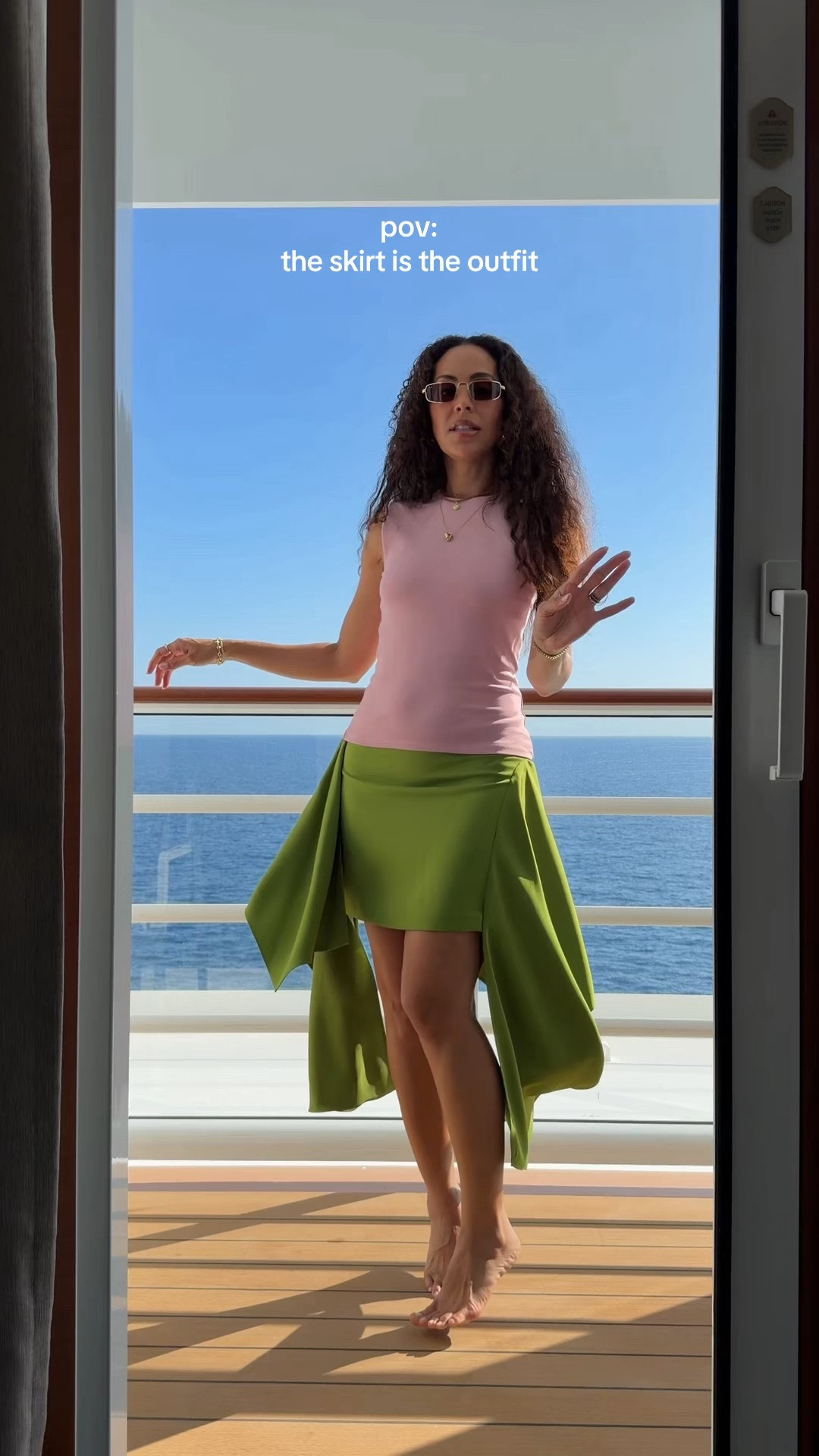 how fun is this skirt? 🌱

#whatiwore #vacationoutfits #statementskirt #greenandpink #cruiseoutfits