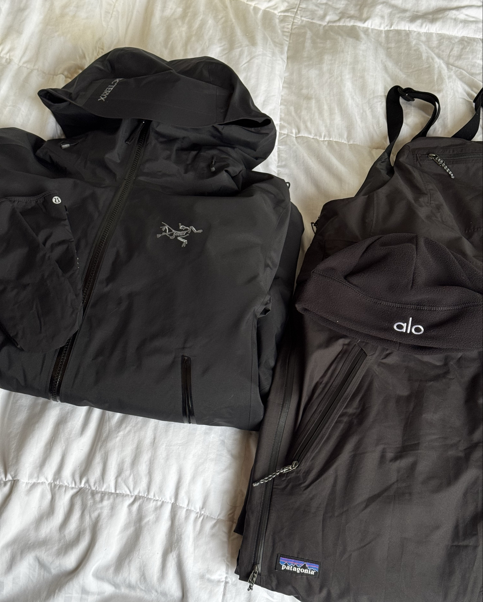 Everything I packed for the farm

Ski bib - s
Ski coat - m
Ready to rulu - 2
Fleece pullover - 2
Fleece pants - 4
Alo bra - xs
Yoga hoodie - m
Nike t - s
Alo boyshort - xs
Drew hoodie - m
Super world sweats - s
