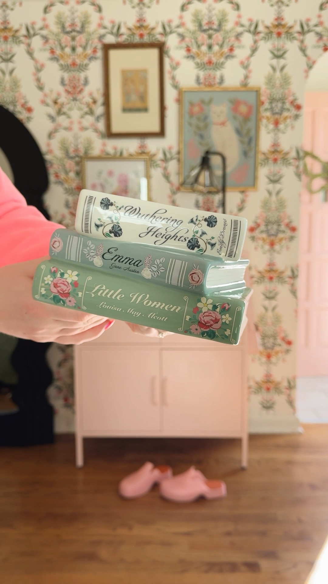 Omg look at the book planter!! The infamous book vases have a new friend #gifted #bookvase 