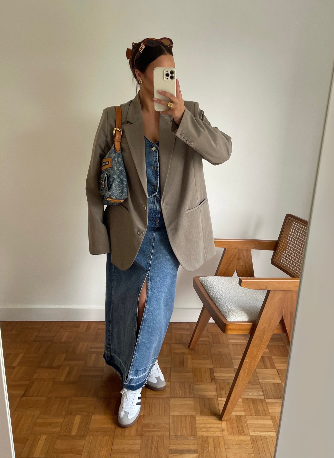 summer style
summer outfit 
double denim 
denim midi skirt
denim waistcoat 
beige blazer
adidas samba 
vintage bag
louis vuitton 