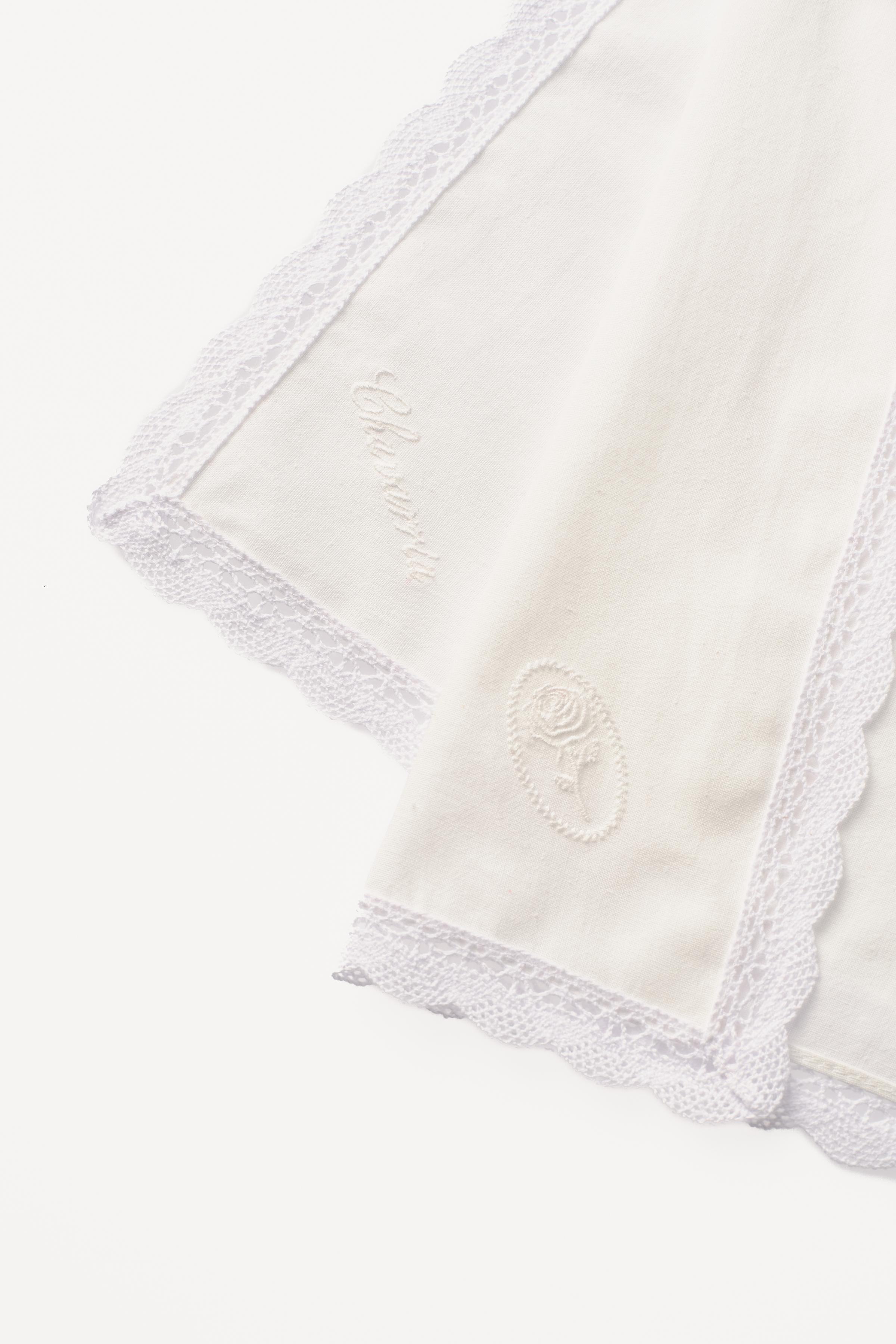 Halstuch aus Baumwollstoff. Abschluss mit farblich abgestimmter Spitzendetail. Tonales Logo-Stitc... | Zara DE