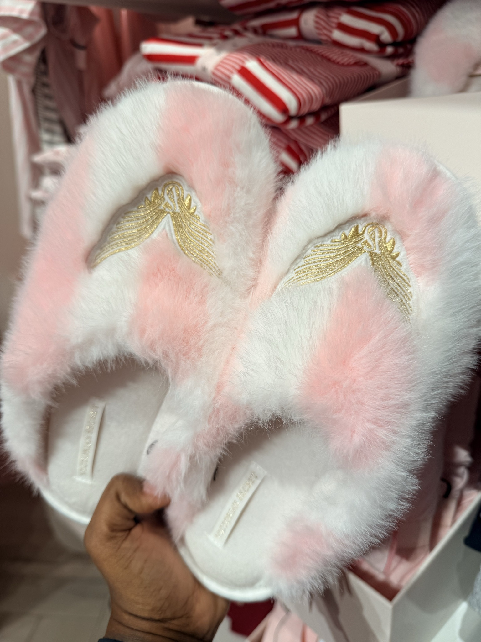 New cozy moments from Victoria’s Secret ✨🖤
Soft fabrics, comfy fits, and perfect pieces for lounging, resetting, and staying cozy through the holidays and into the new year.
I linked all my favorite VS cozy finds on LTK so you can treat yourself (or someone else) the comfy way!

#victoriassecret #cozymoments #loungewearlove #holidaycozy #winteressentials #selfcareseason #LTKfashion #LTKholiday #LTKfinds #LTKsale #shoppingfavorites #onlineshopping #cozystyle #ShoppingWithPriiincesss #Atlantamom #AtlantaCreator #Atlantacontentcreators

#LTKGiftGuide #LTKSaleAlert #LTKHoliday