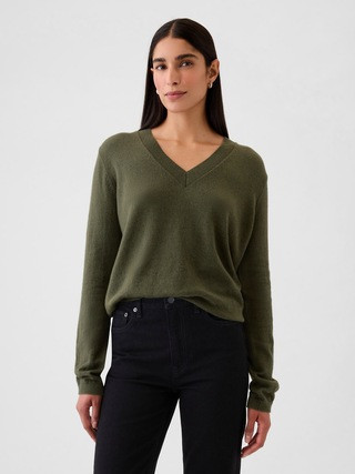 CashSoft V-Neck Sweater | Gap (US)