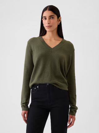 CashSoft V-Neck Sweater | Gap (US)