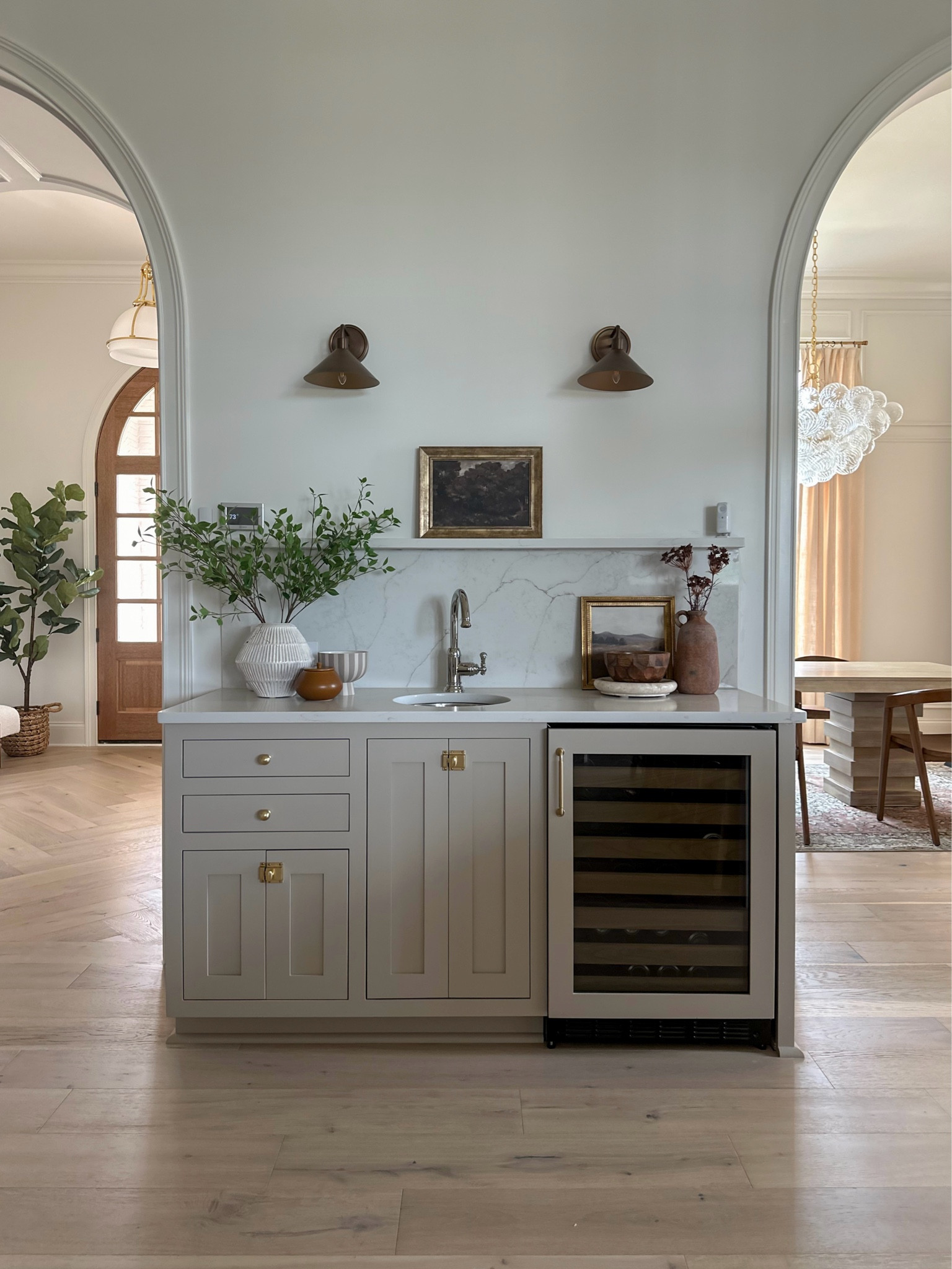 Struggled with liking this wet bar area but finally had time to grab a few things for a refresh ✨ 

Everything linked in my LTK

Cabinets: BM Stone Hearth
Quartz: Luce Oro 



#LTKhome