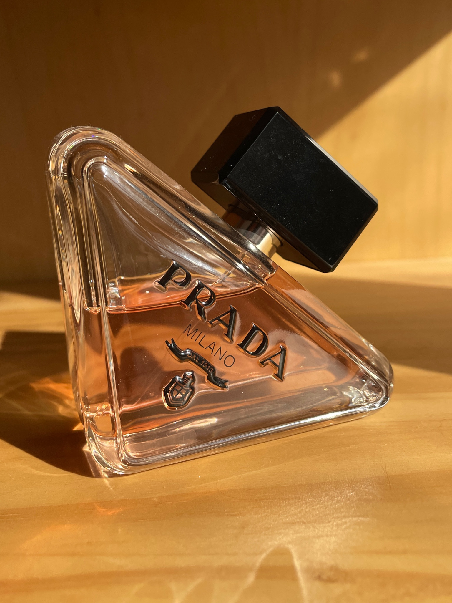 Umas das minhas assinaturas olfativas é paradoxe, já falei dele aqui mas queria trazer mais uma informação: uma das melhores projeções do mercado atual de perfumaria, agrada gregos e troianos e deixa uma marca na memória que quem passa por você! Paradoxal 