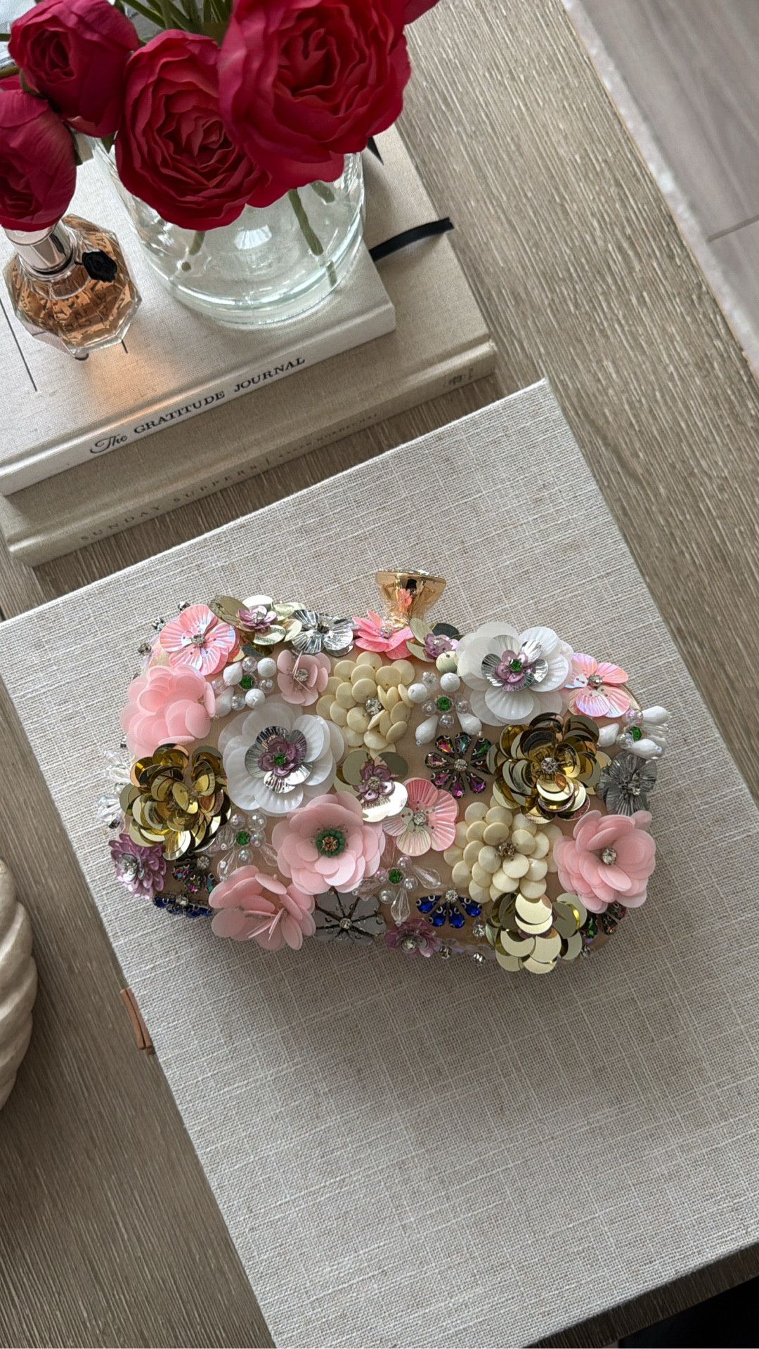 looks designer but is amazon!!!

this evening clutch is gorgeous. and let me tell you the quality in person is 10/10!!!!! very well made.  if this was on nordstrom it be $$$ #weddingguest #eveningbag #clutch