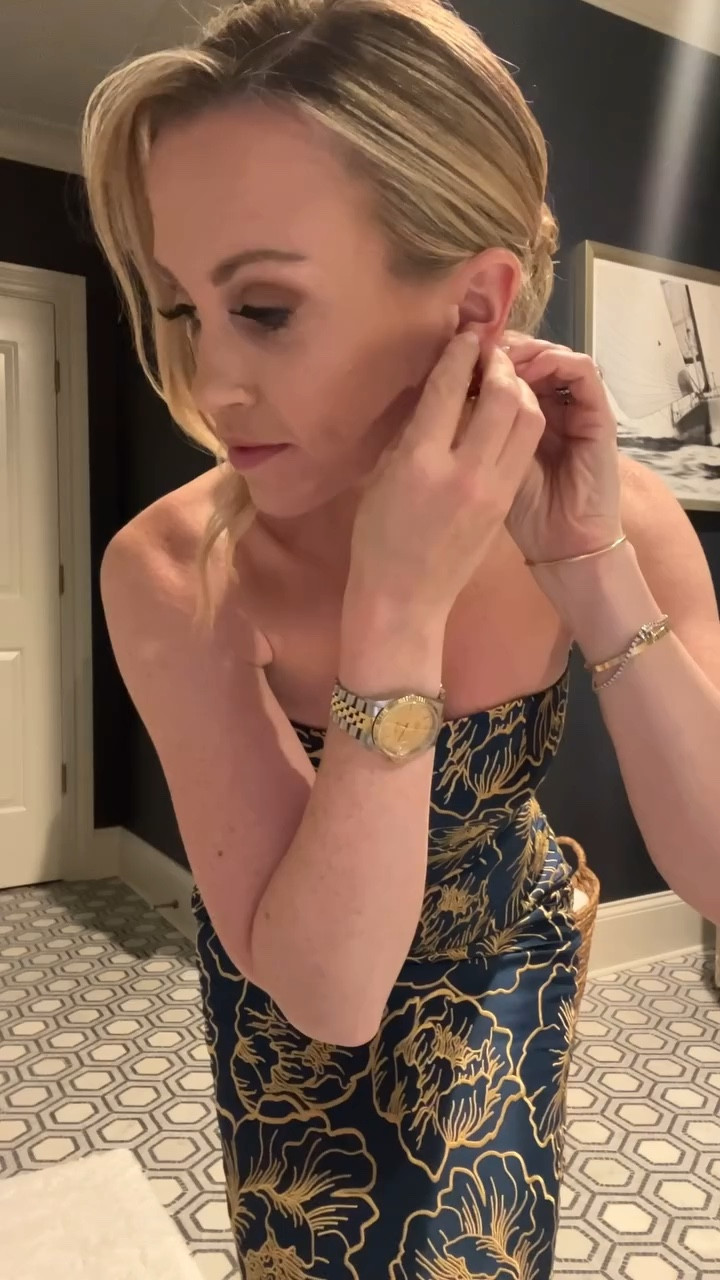 From prep to party. Wedding in the Hamptons last weekend ✨

Hair & makeup: @thehouseofmakeup
Dress: @leolin_official 
Shoes: @aquazzura
Clutch & earrings: @newbottega