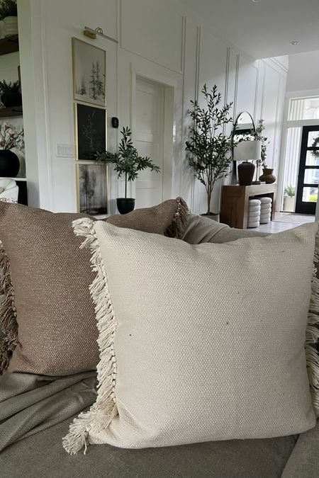 The cutest fringe detail on these cushions by Magnolia x Loloi ! 
A big 22x22 size. Available in 5 colors! 
Neutral cushions
Living room inspo 

#LTKhome