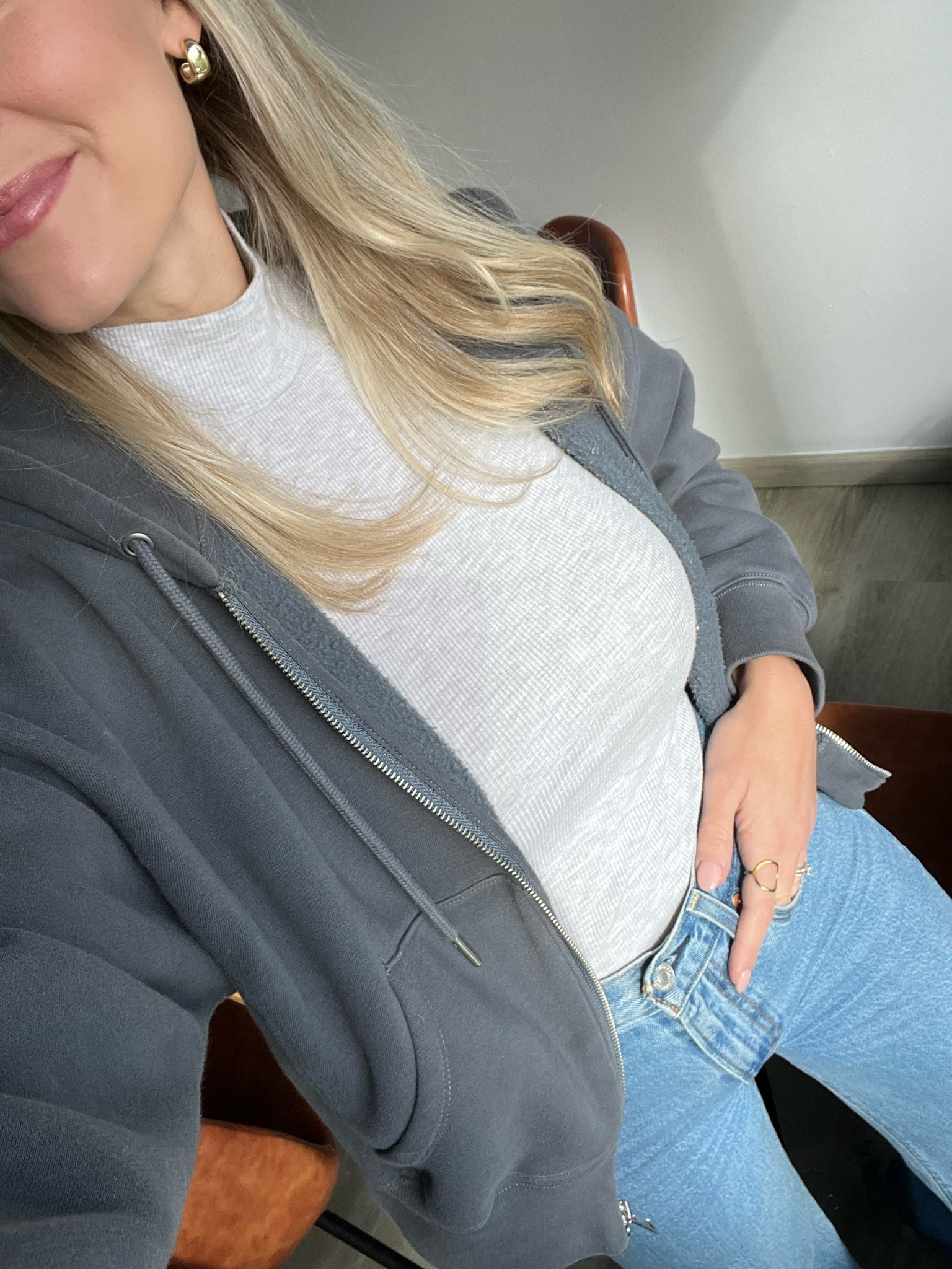 Levis ribcage wide leg jeans - 25
Abercrombie hoodie - S