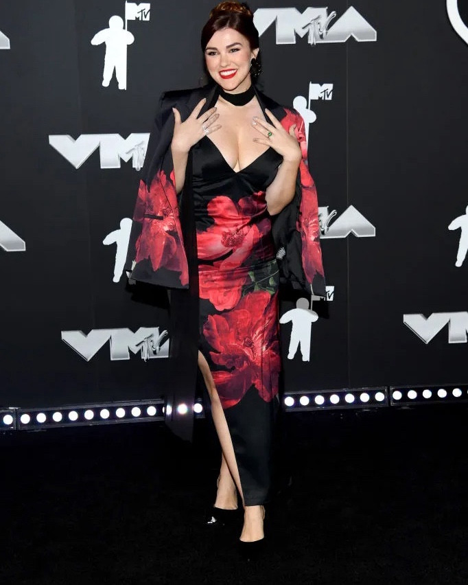 My first ever VMAs and I found the perfect dress at Alice + Olivia! 