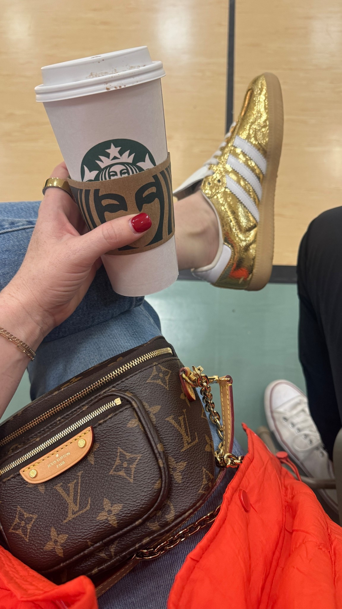 Gold adidas, pistola jeans

#LTKFindsUnder100 #LTKFindsUnder50 #LTKmomlife