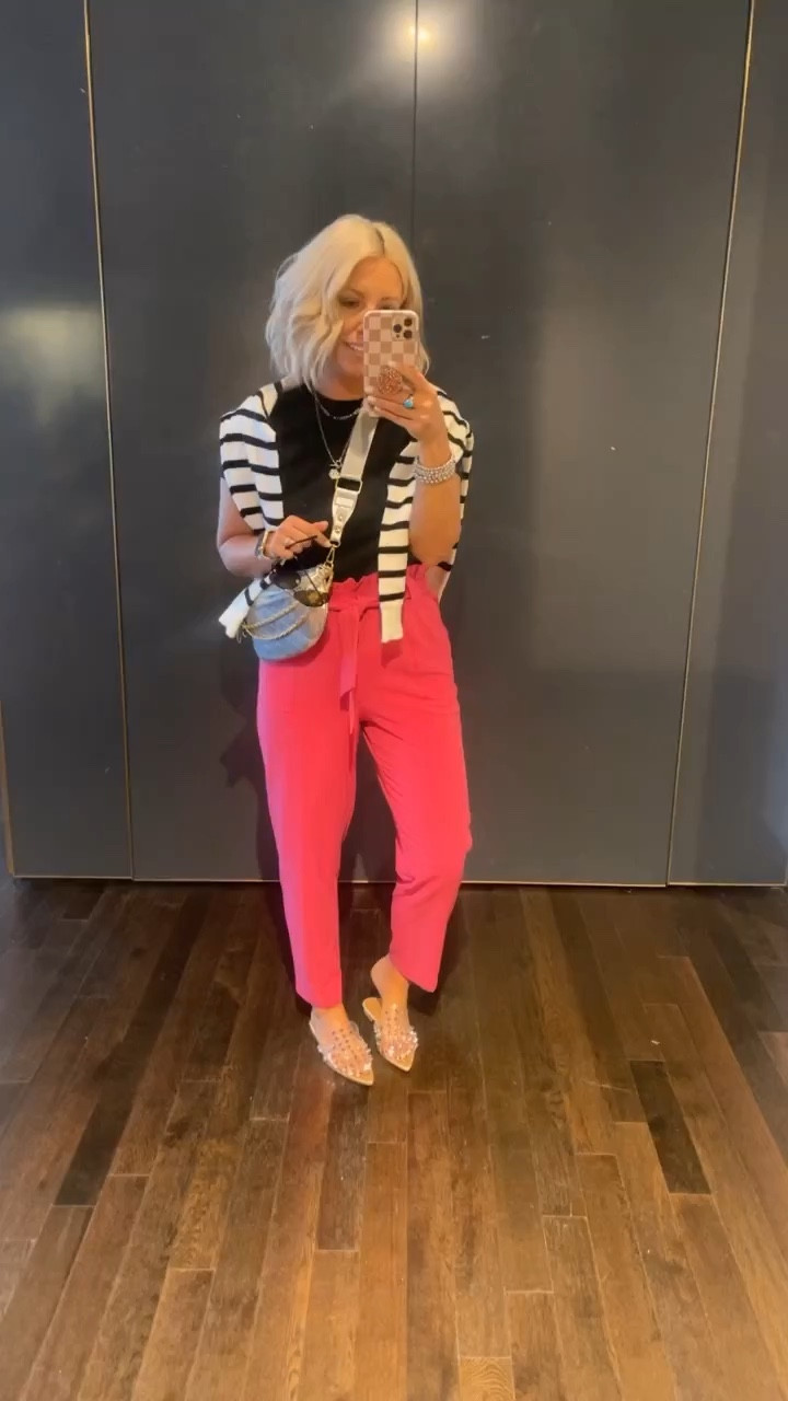 All day conferences at LTKCon!!!! The best part is it’s allllll so comfy!!! The softest seamless tee and pull on pants!!!
Tee medium
Pants small
Mules size up an entire size 


#LTKstyletip #LTKCon #LTKfindsunder50