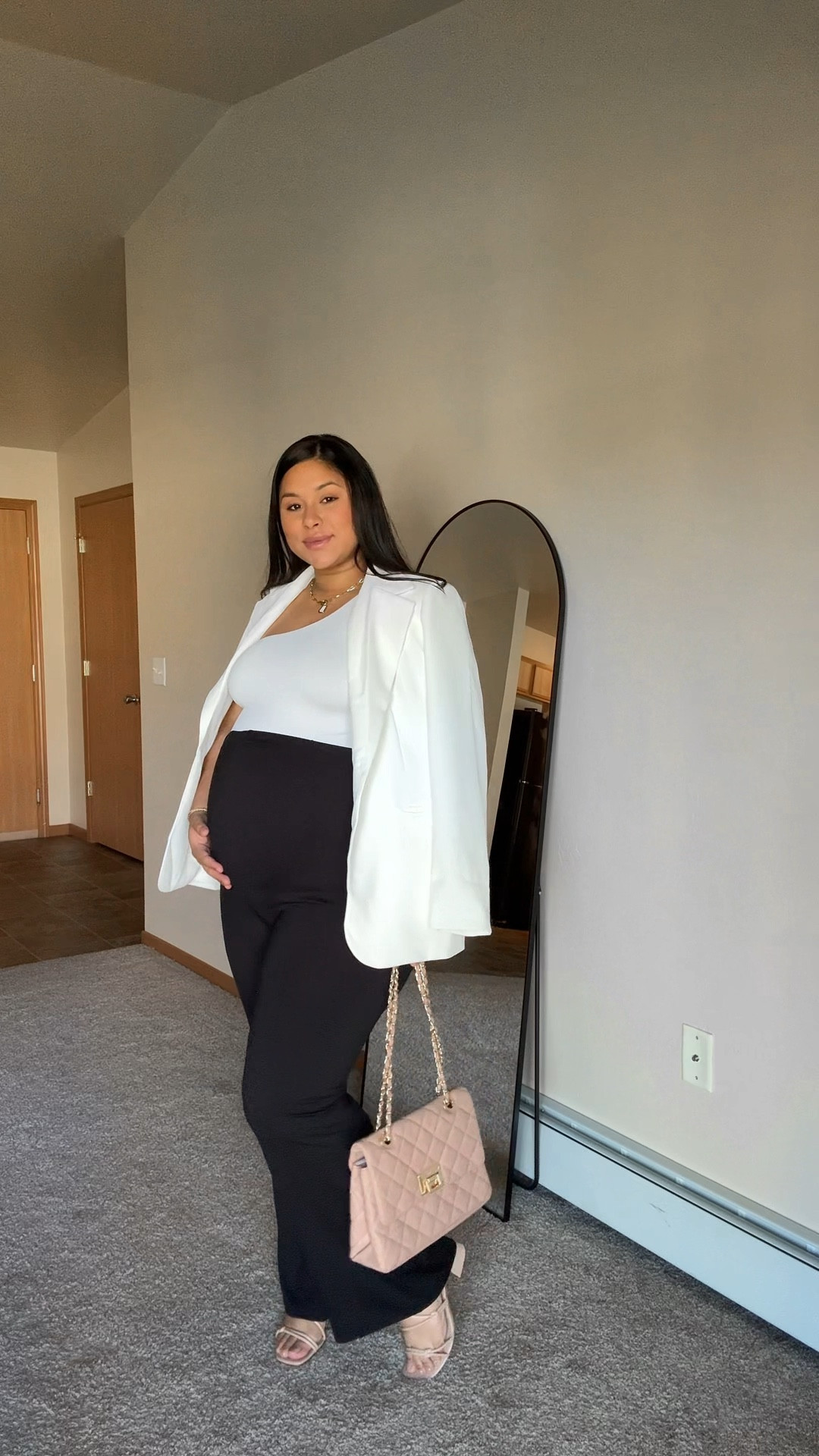 Inspo🖤 Outfit elegante fácil y rápido con básicos que seguro tienes en tu clóset🤌🏼 ¿cuántos puntos le das?

#outfitinspiration #outfitideas #pregnancyfashion #maternityfashion #maternitystyle